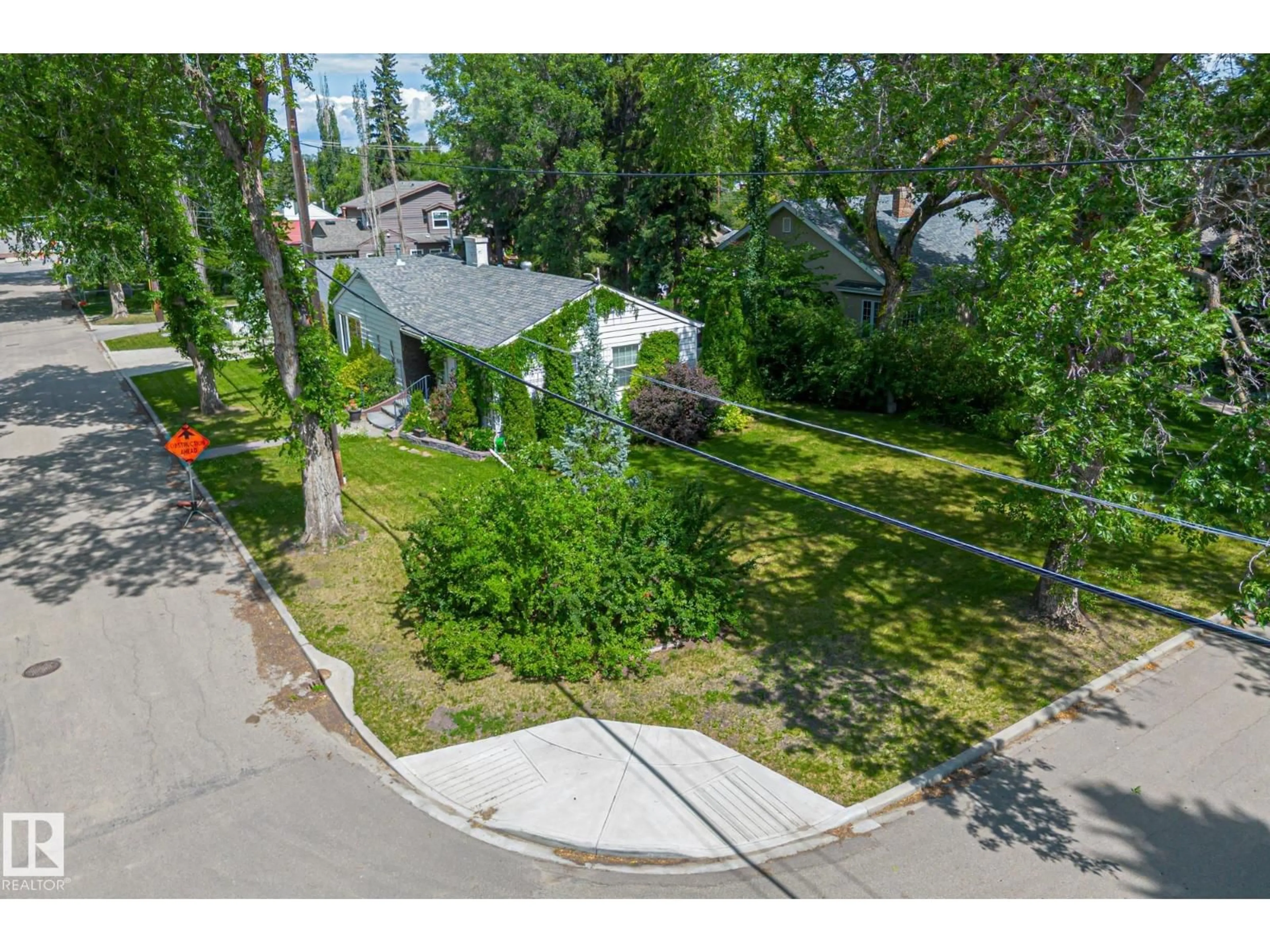 A pic from outside/outdoor area/front of a property/back of a property/a pic from drone, street for 10405 GLENORA CR, Edmonton Alberta T5N3J6