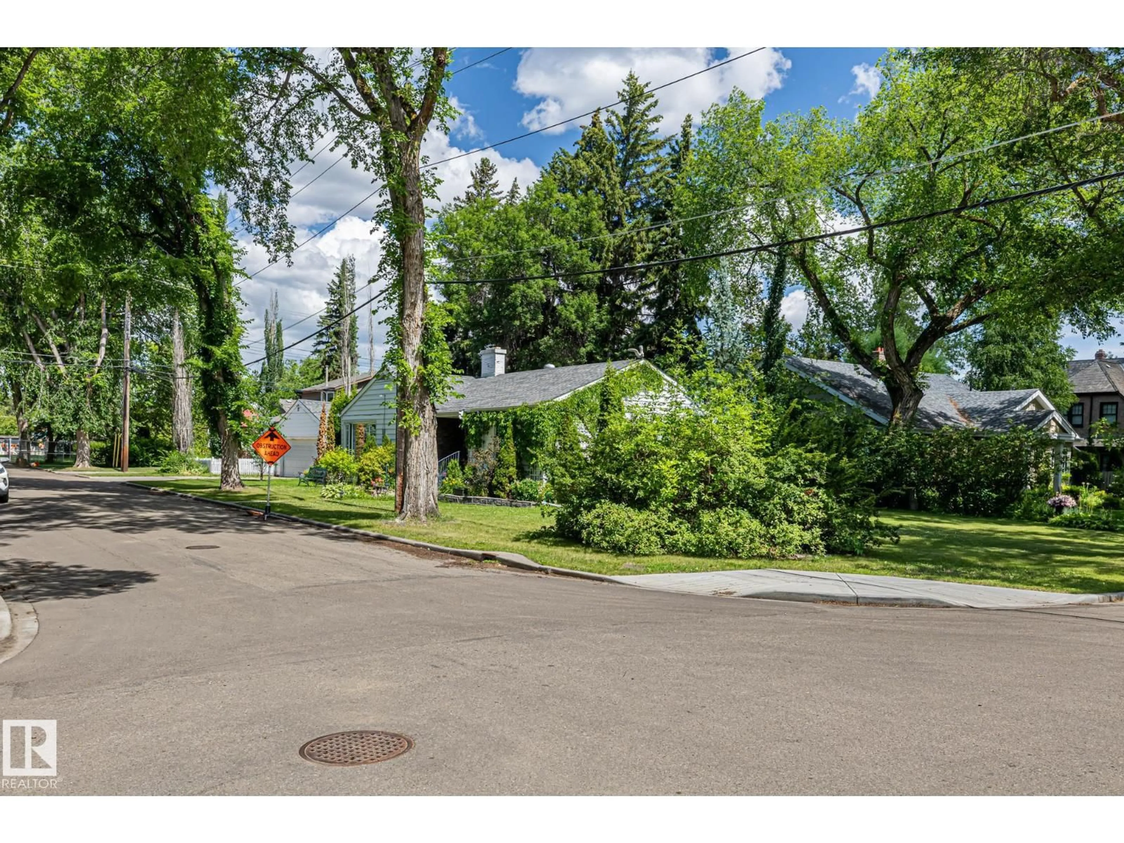 A pic from outside/outdoor area/front of a property/back of a property/a pic from drone, street for 10405 GLENORA CR, Edmonton Alberta T5N3J6