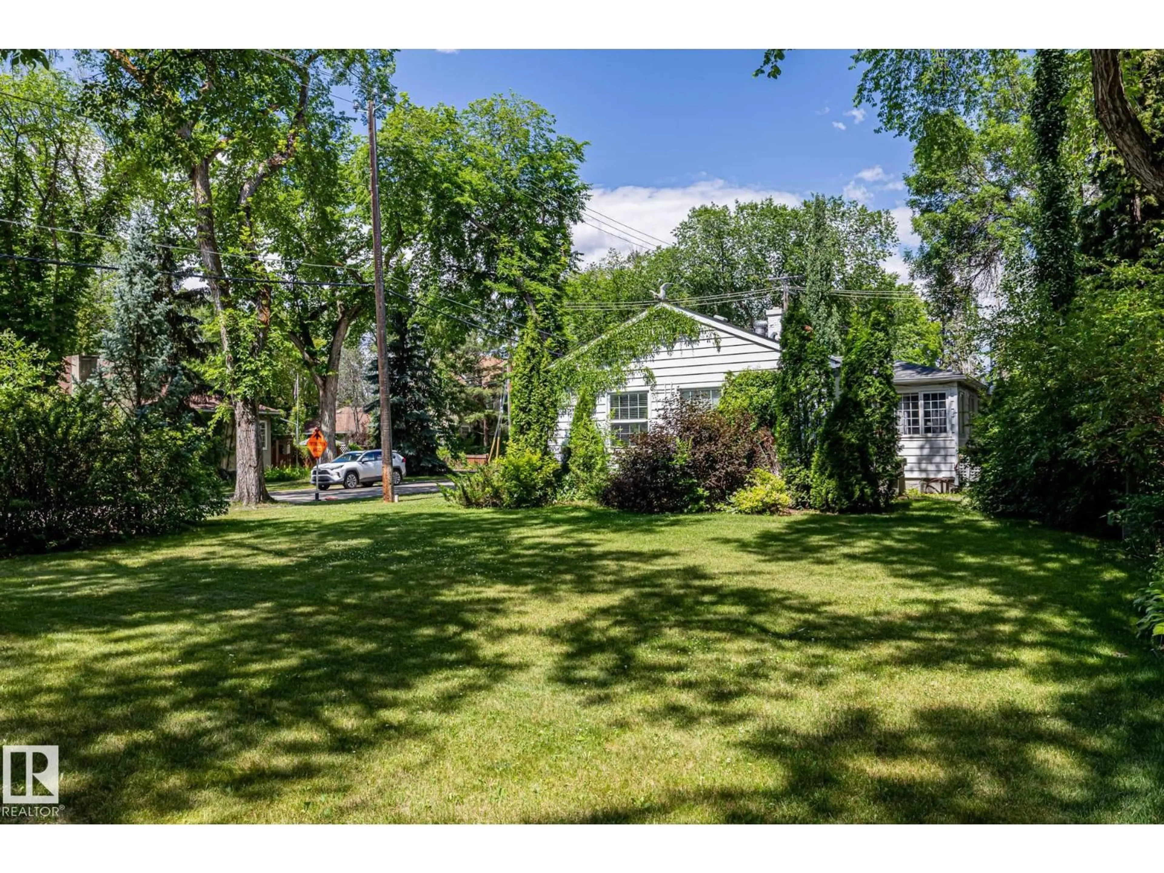 A pic from outside/outdoor area/front of a property/back of a property/a pic from drone, street for 10405 GLENORA CR, Edmonton Alberta T5N3J6