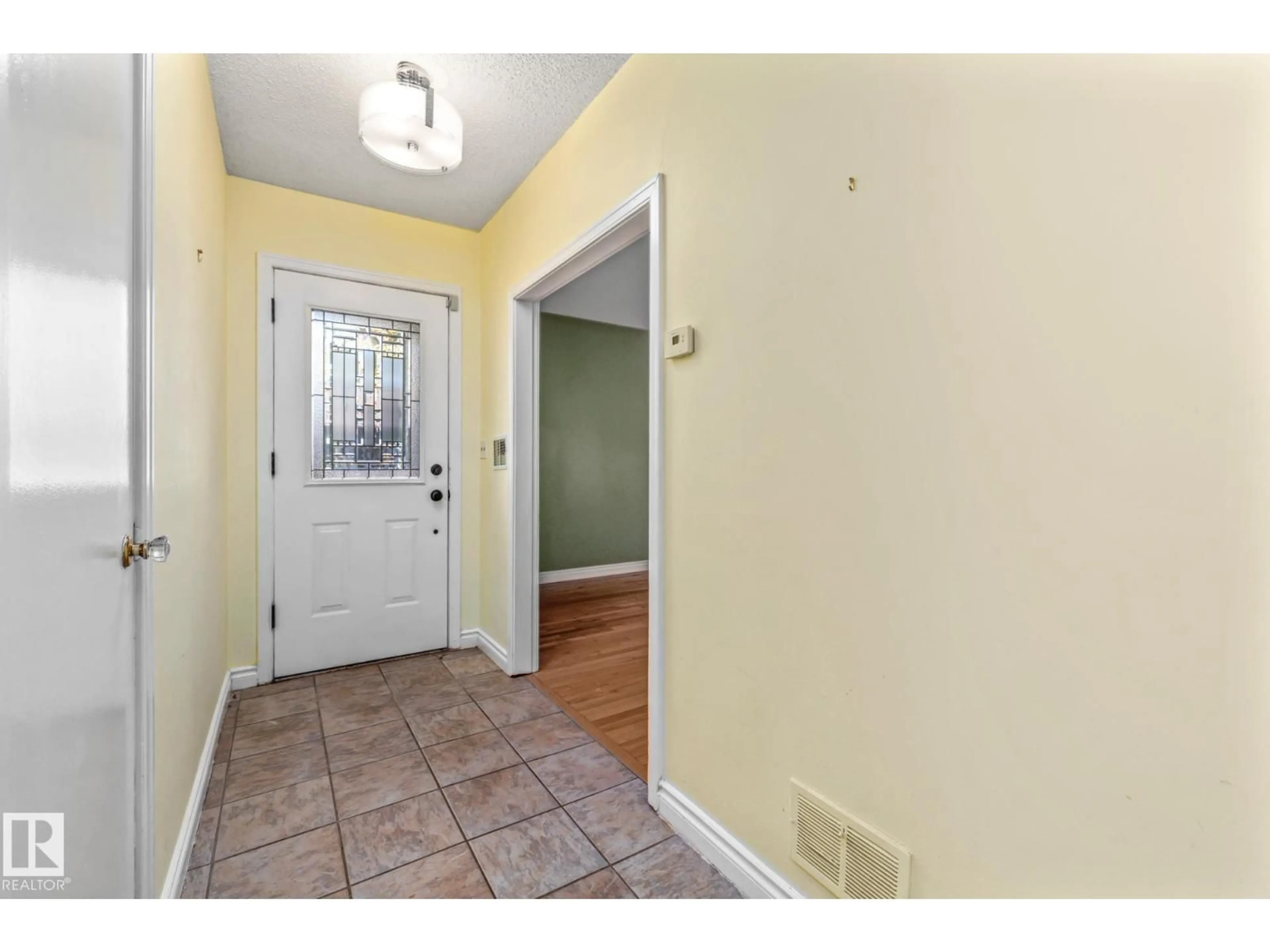 Indoor entryway for 10405 GLENORA CR, Edmonton Alberta T5N3J6