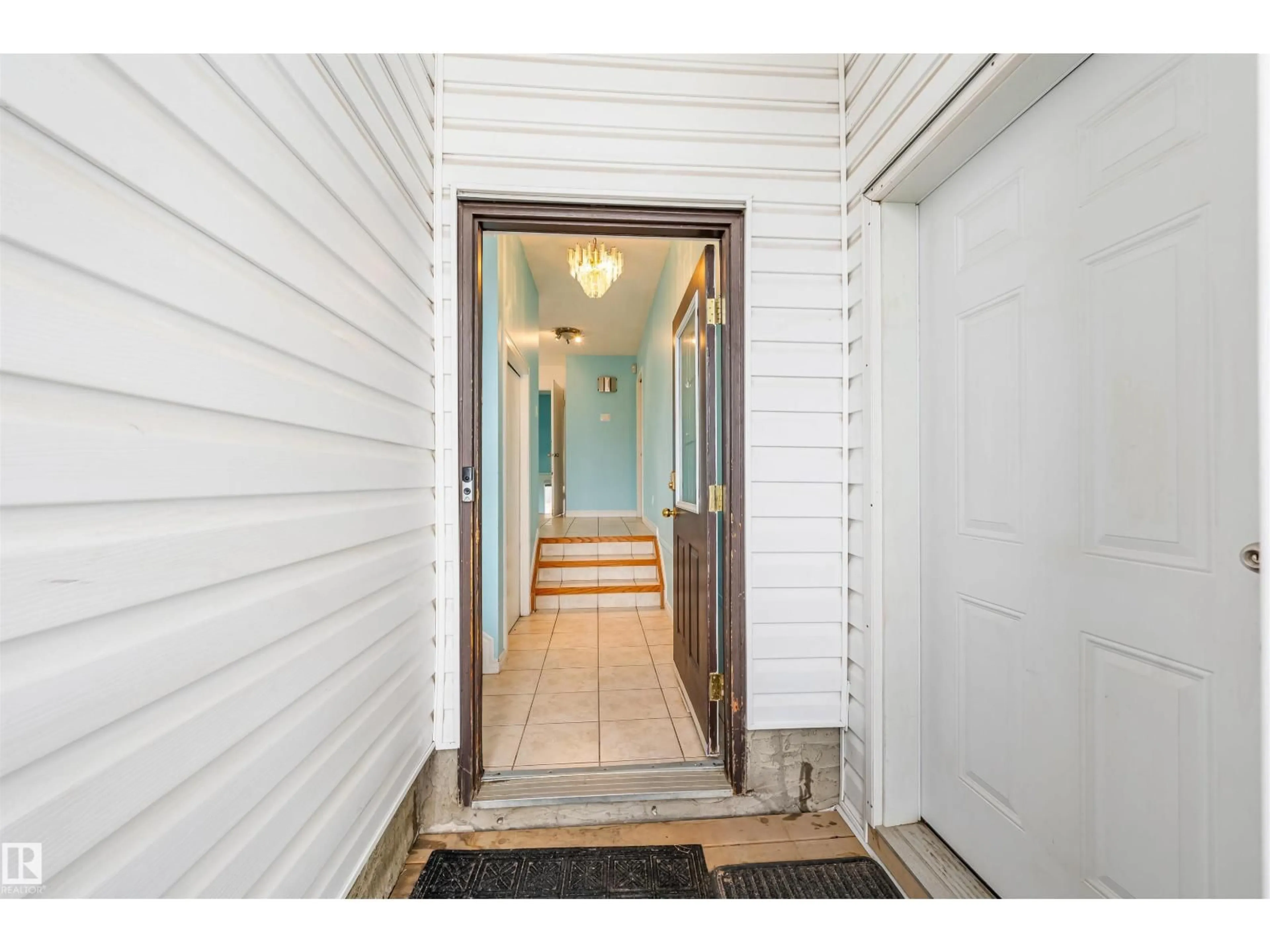 Indoor entryway for 2831 36 ST, Edmonton Alberta T6L3Y6