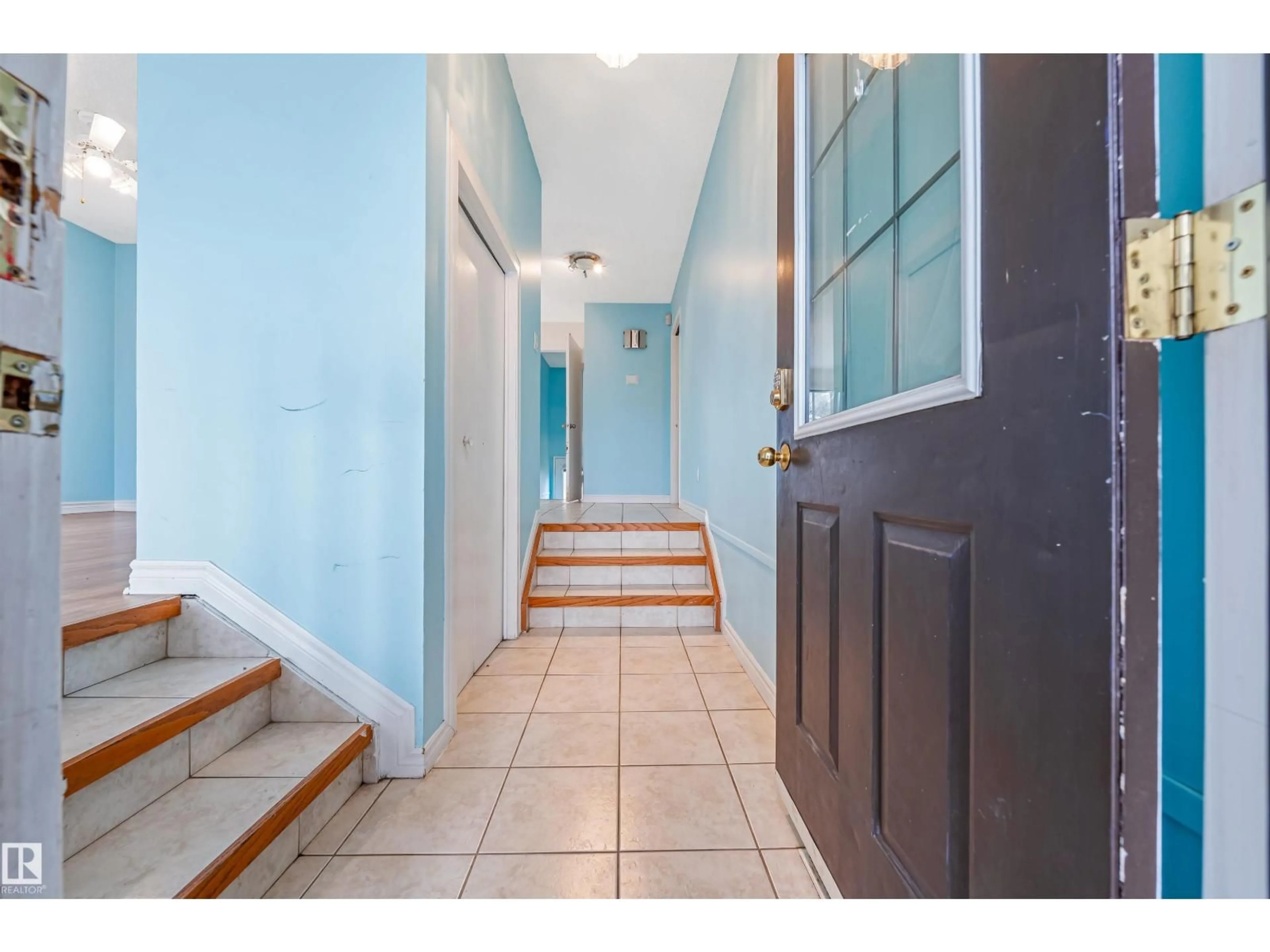 Indoor entryway for 2831 36 ST, Edmonton Alberta T6L3Y6