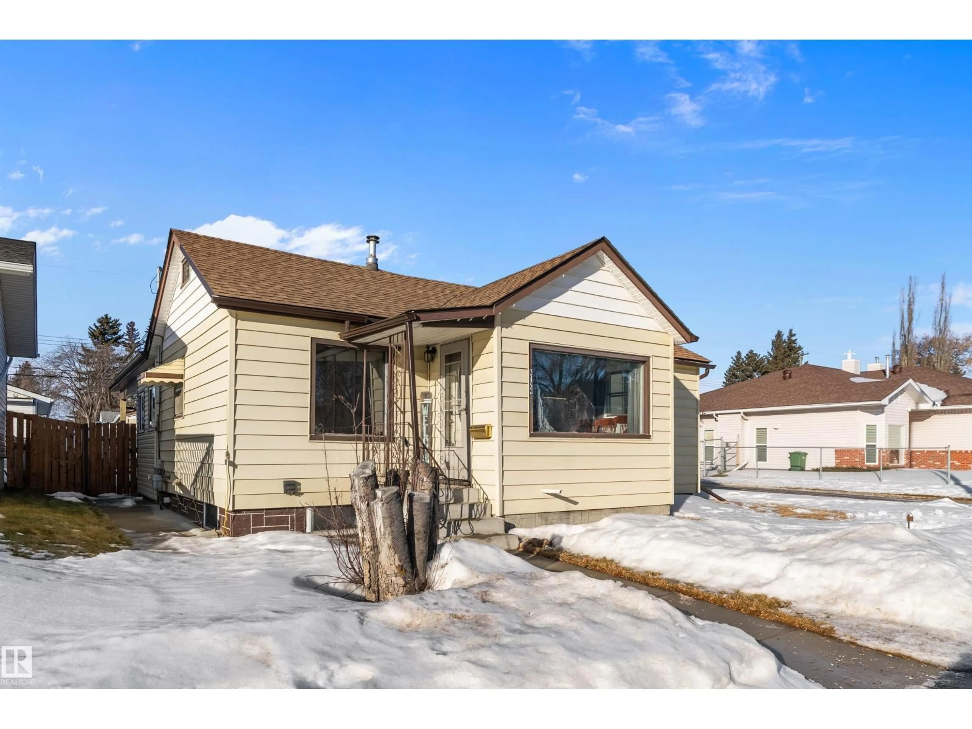 Home with vinyl exterior material, street for 4124 53 ST, Wetaskiwin Alberta T9A1P8