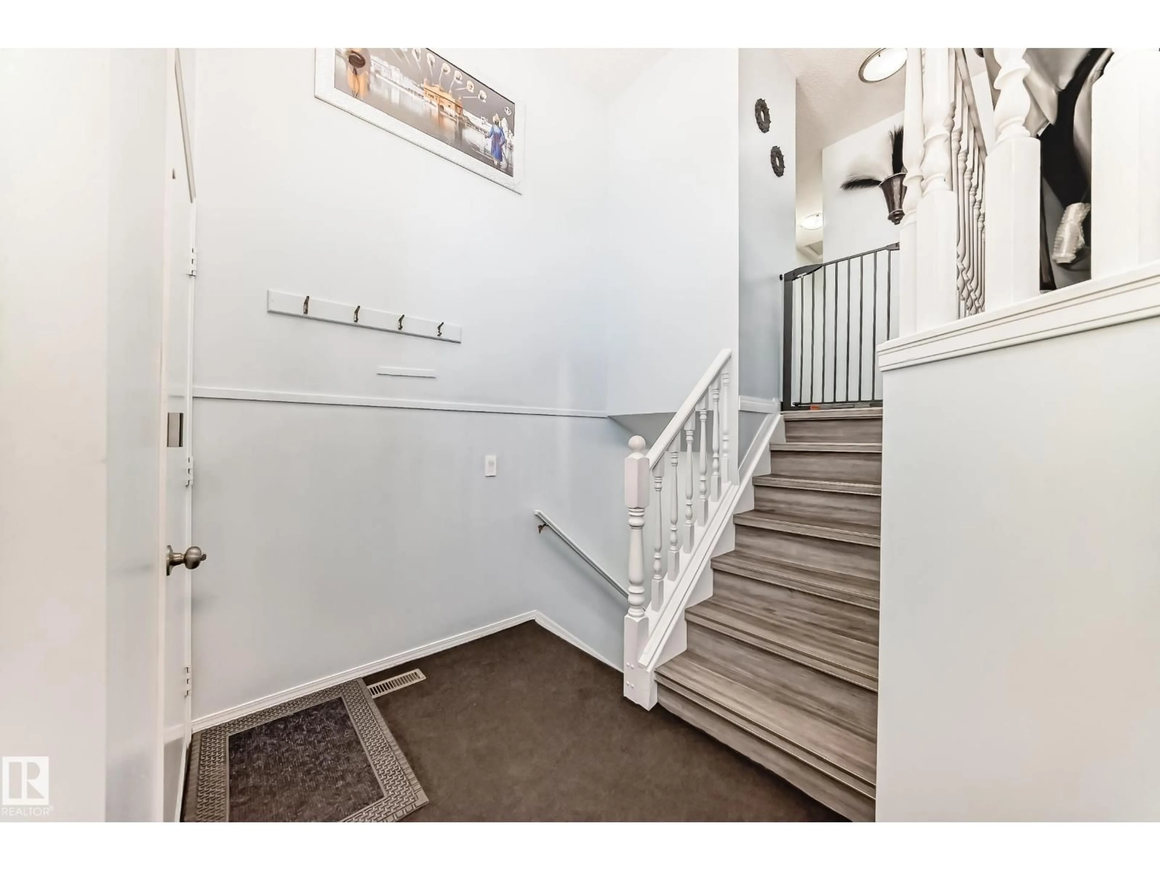 Indoor entryway for 6 JEFFERSON RD, Edmonton Alberta T6L6M1