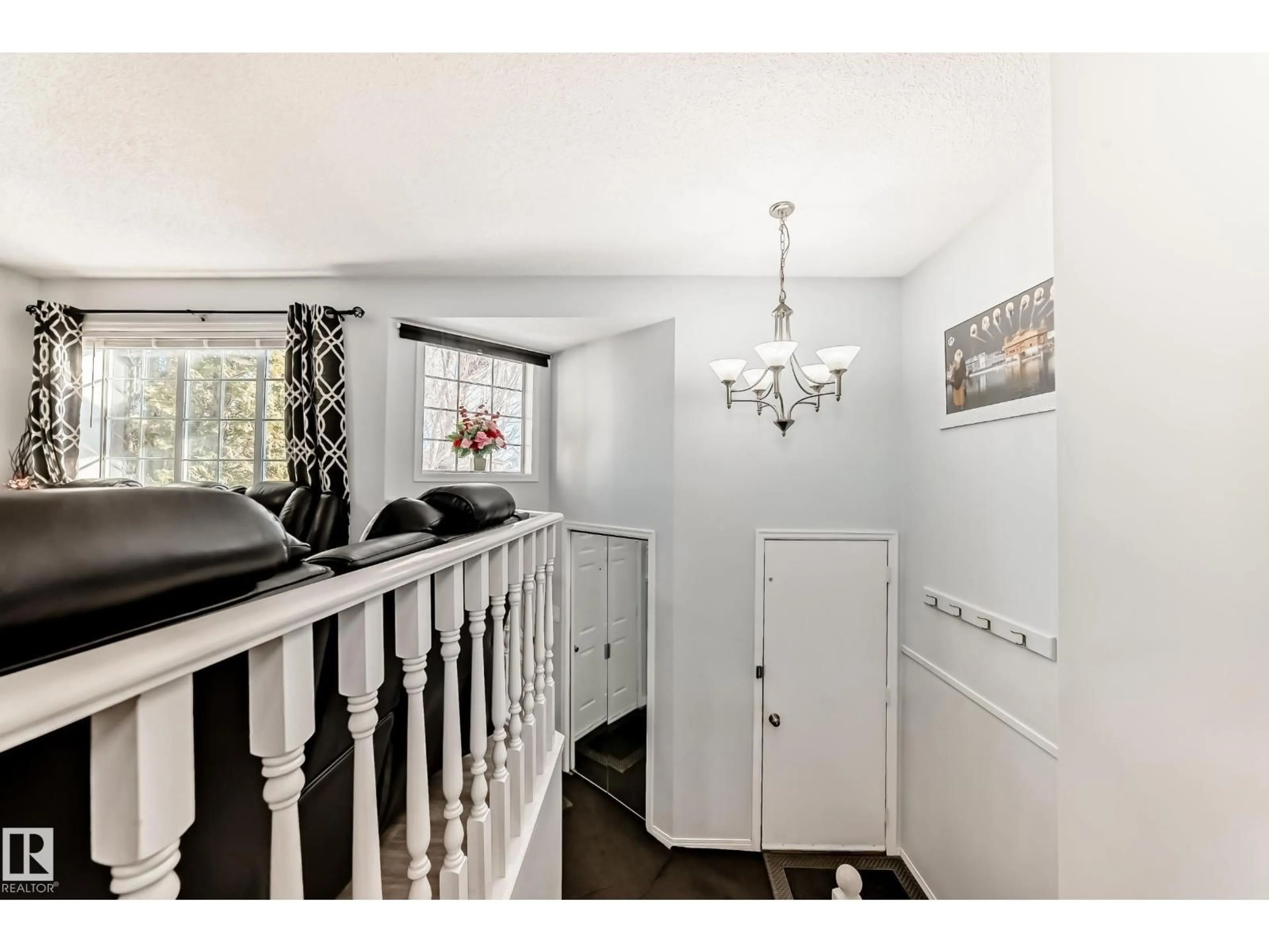 Indoor entryway for 6 JEFFERSON RD, Edmonton Alberta T6L6M1