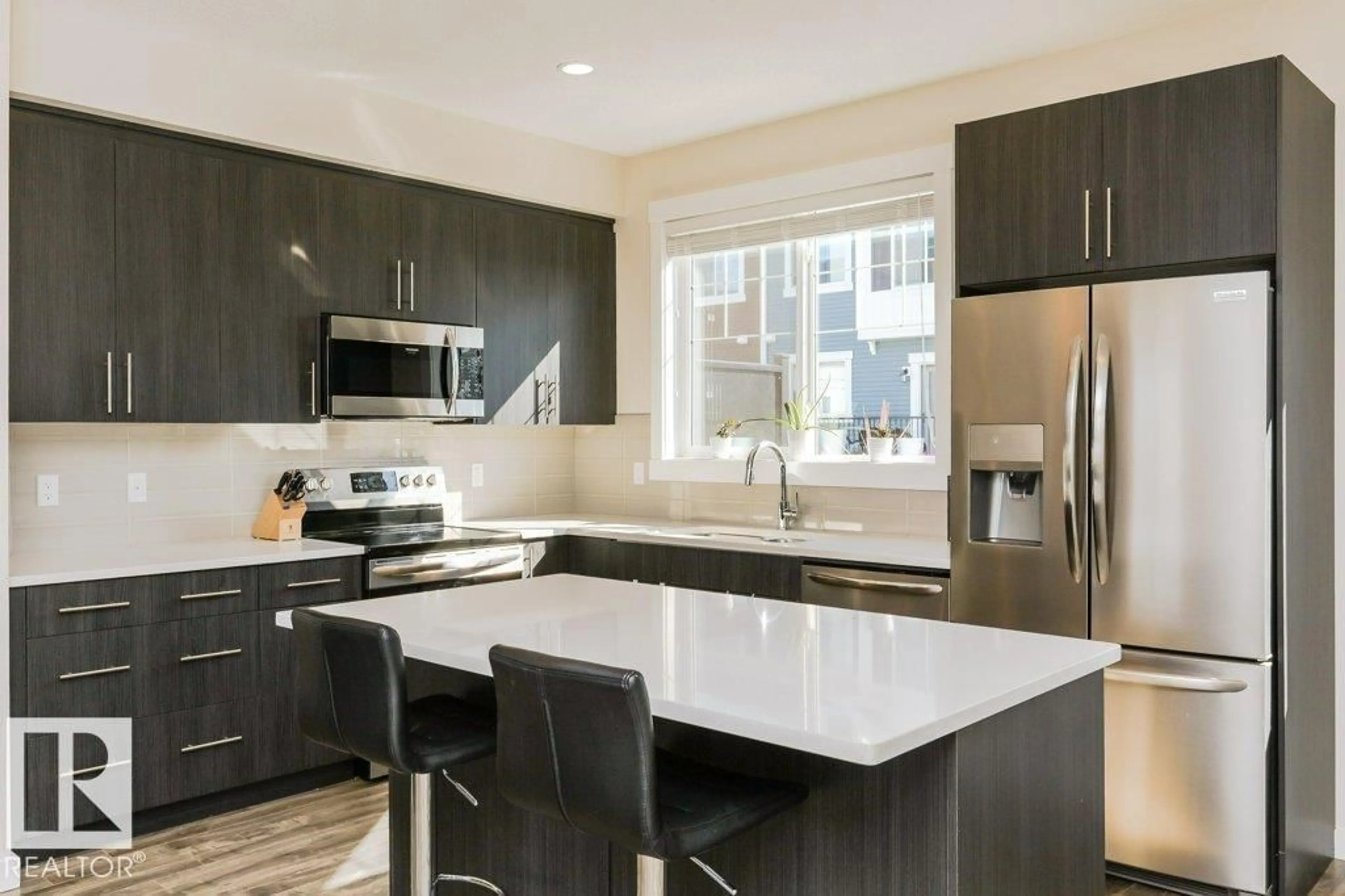 Contemporary kitchen, unknown for 2102 - 8530 94 ST, Fort Saskatchewan Alberta T8L0V8