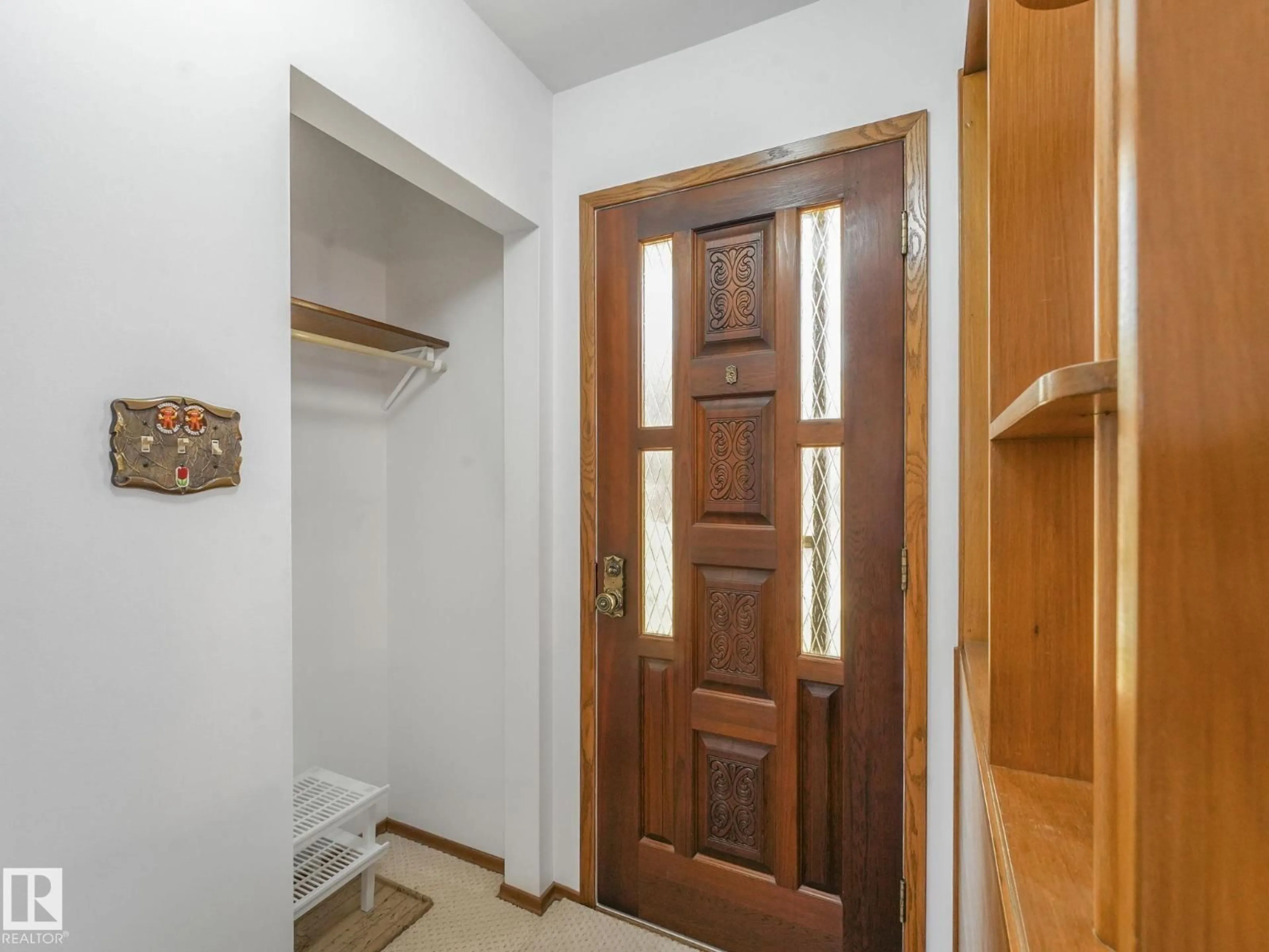 Indoor entryway for 9010 MEADOWLARK RD, Edmonton Alberta T5R5W8