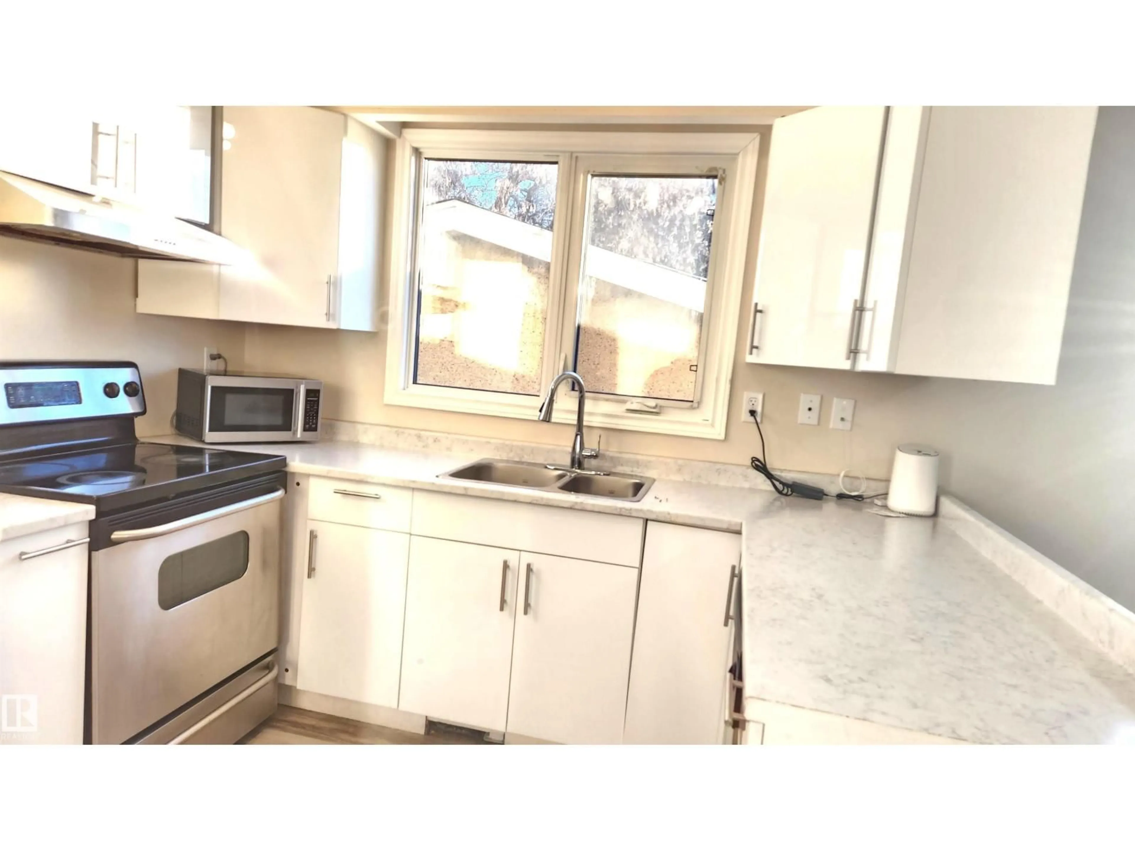 Standard kitchen, unknown for 4709 106 ST, Edmonton Alberta T5J2S7