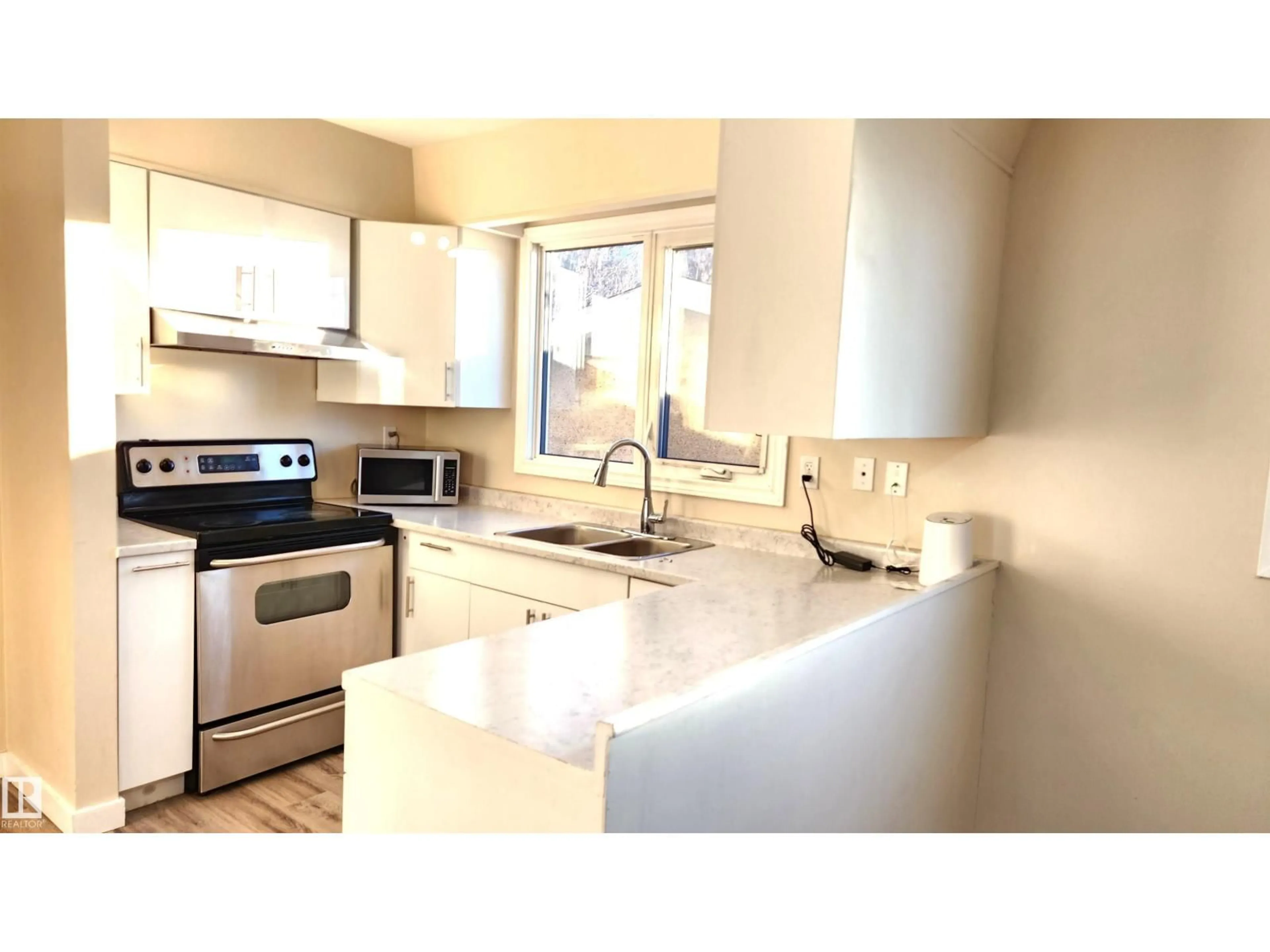 Standard kitchen, unknown for 4709 106 ST, Edmonton Alberta T5J2S7