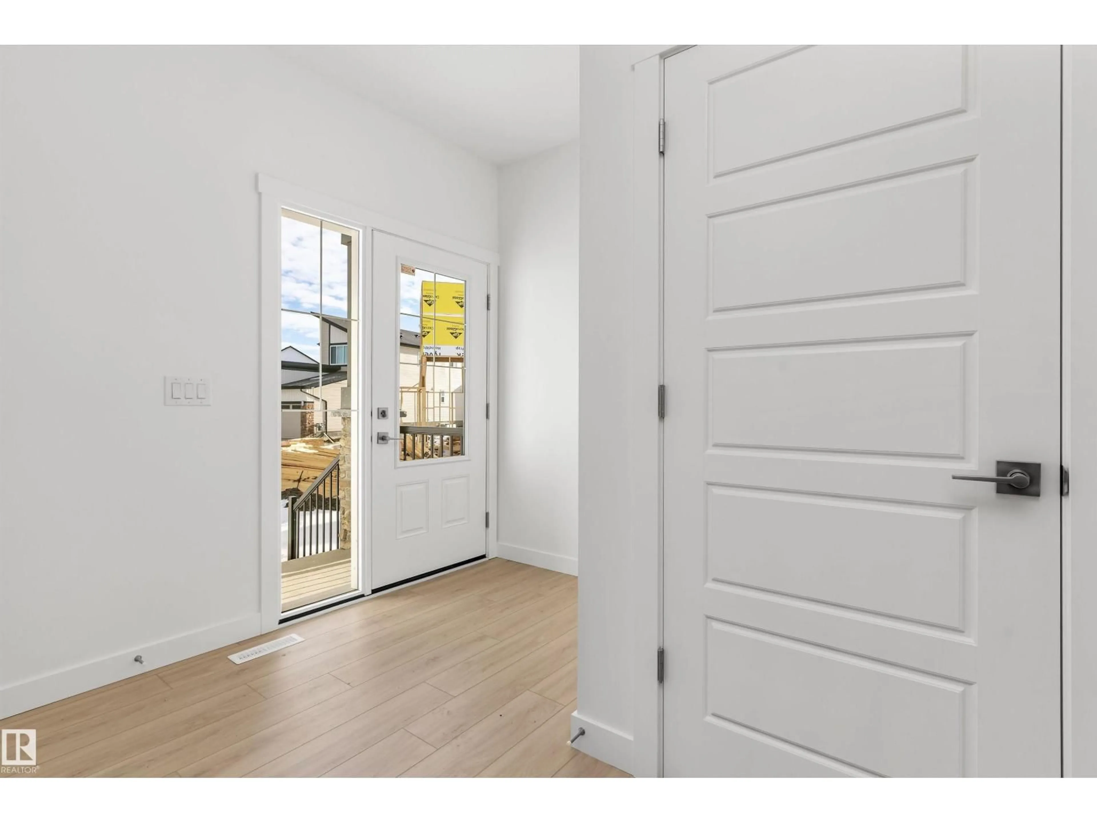 Indoor entryway for 142 SOUTH RAVINES DR, Devon Alberta T9G0M7