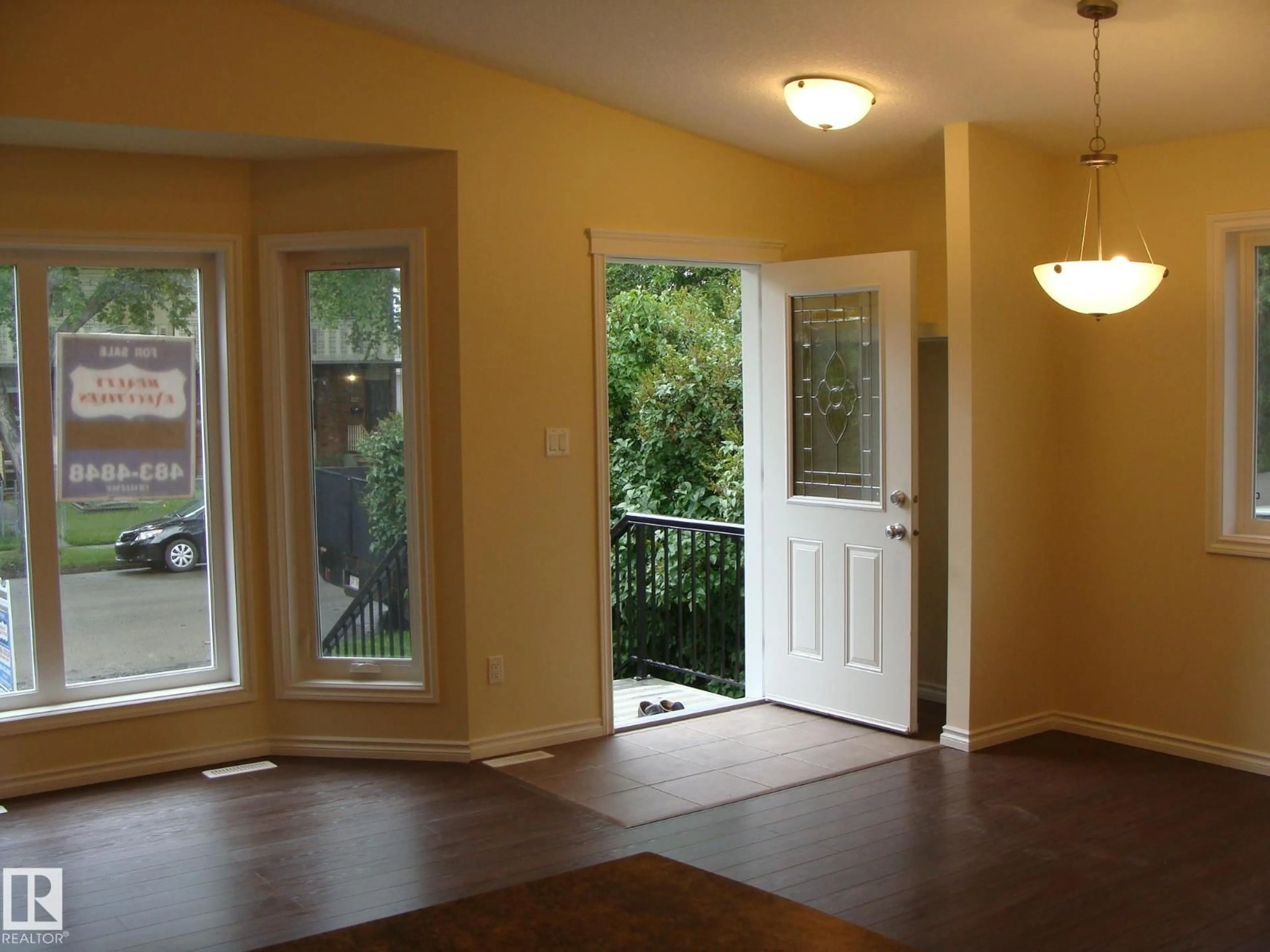 Indoor entryway for 12124 122 ST, Edmonton Alberta T5L0C8