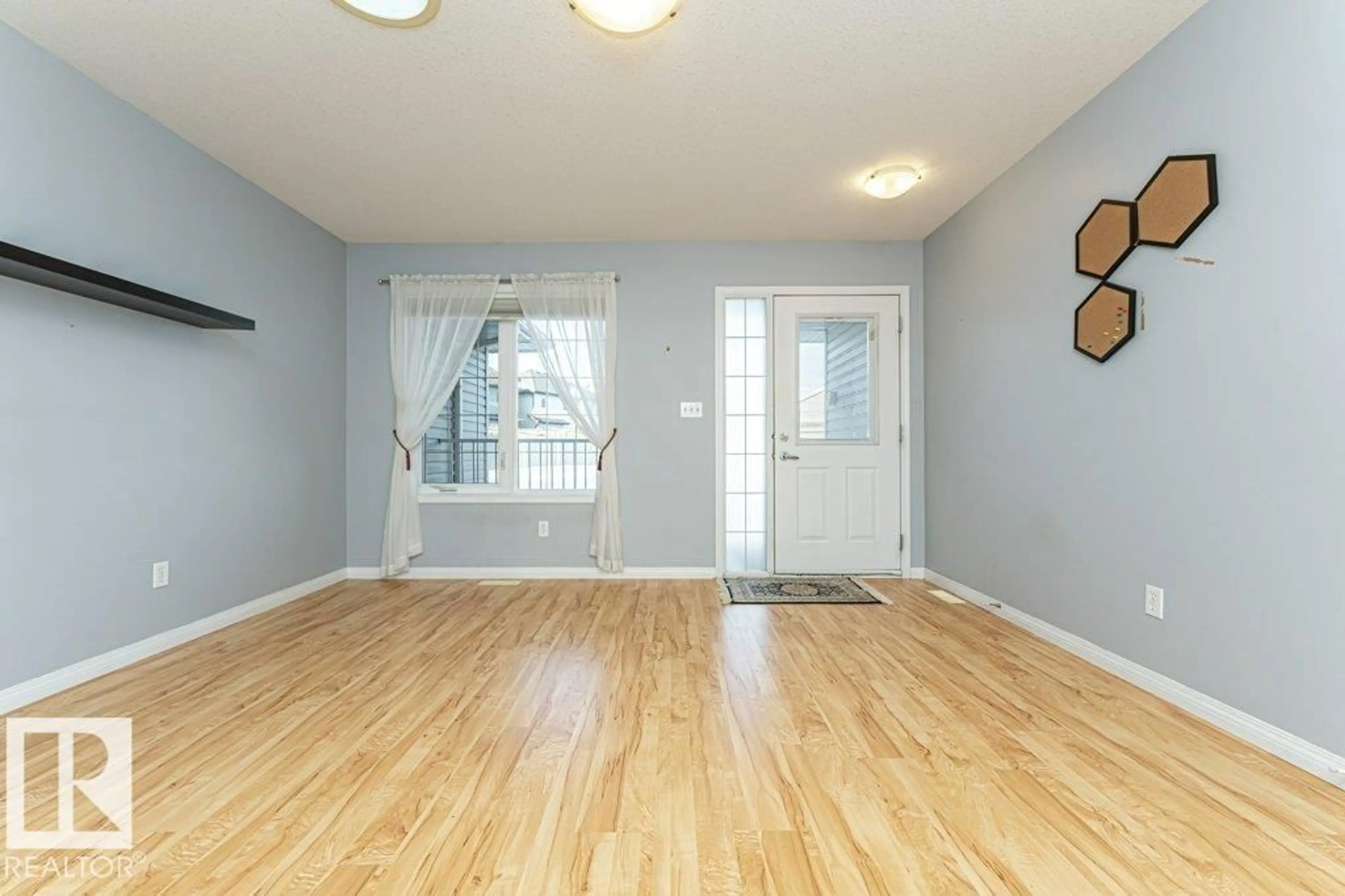 Indoor entryway for 8602 - 53 SOUTHFORT DR, Fort Saskatchewan Alberta T8L4R7