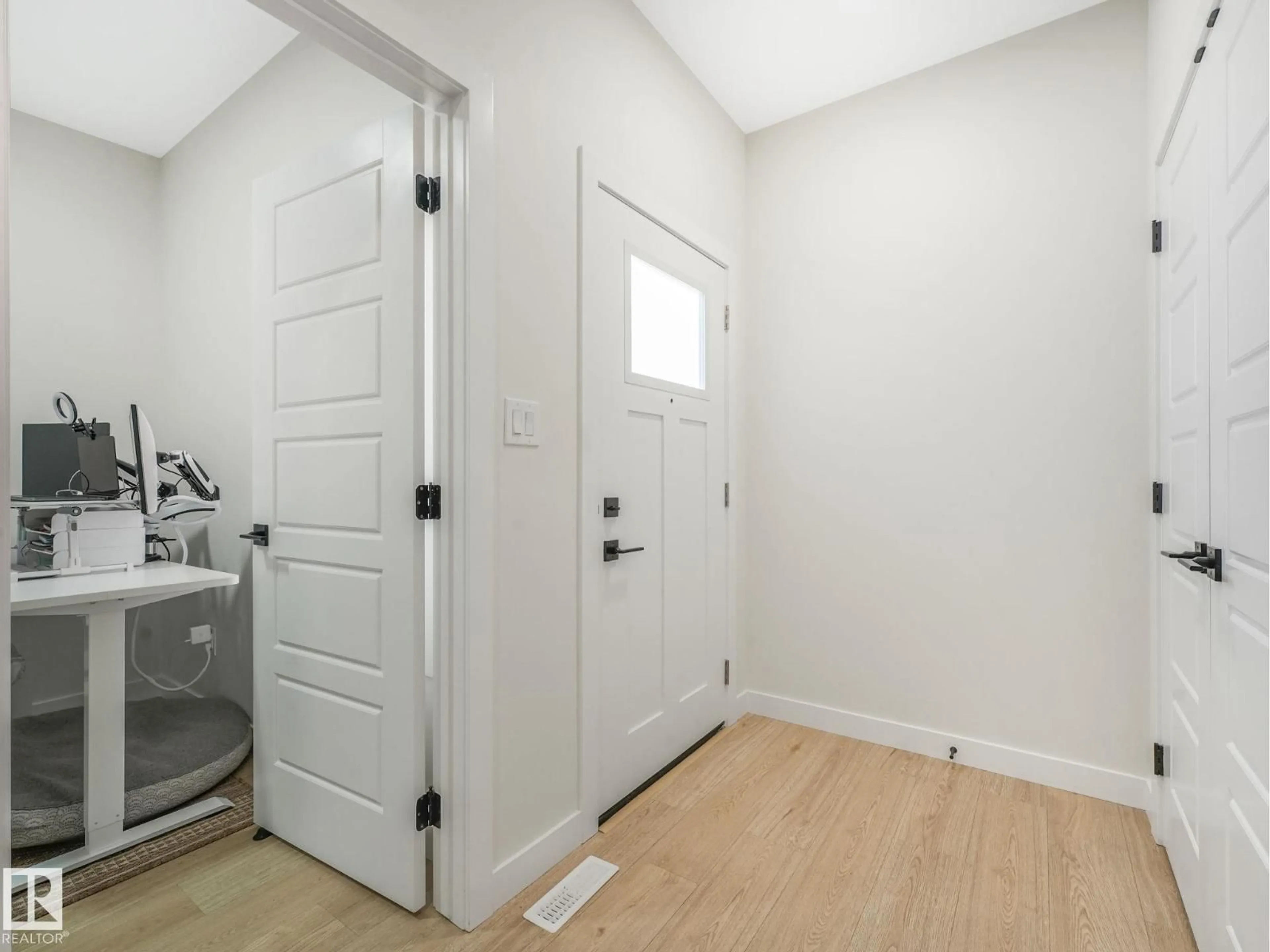 Indoor entryway for NW - 3063 200 ST, Edmonton Alberta T6M1N7