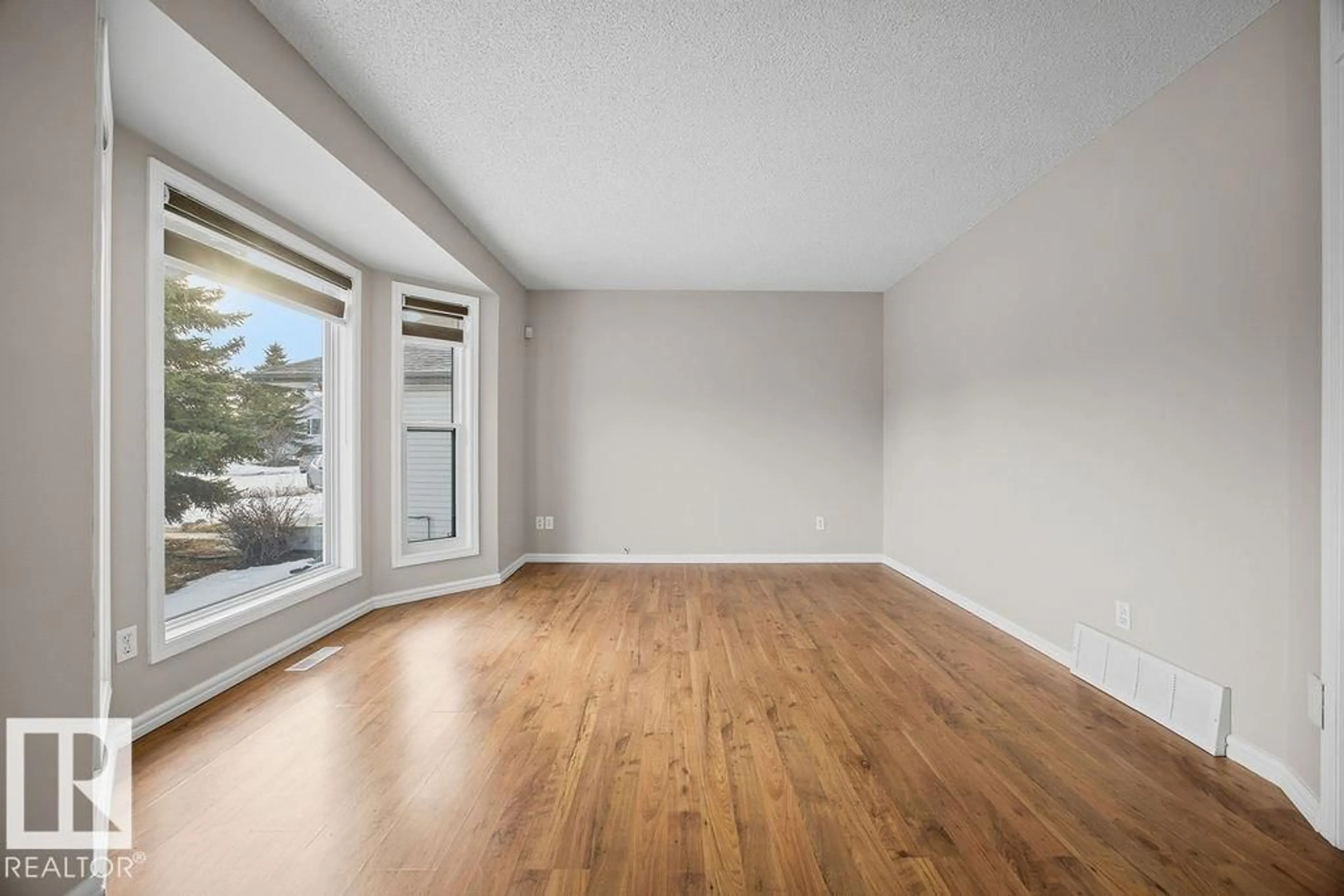 A pic of a room for 736 JOHNS RD, Edmonton Alberta T6L6P3