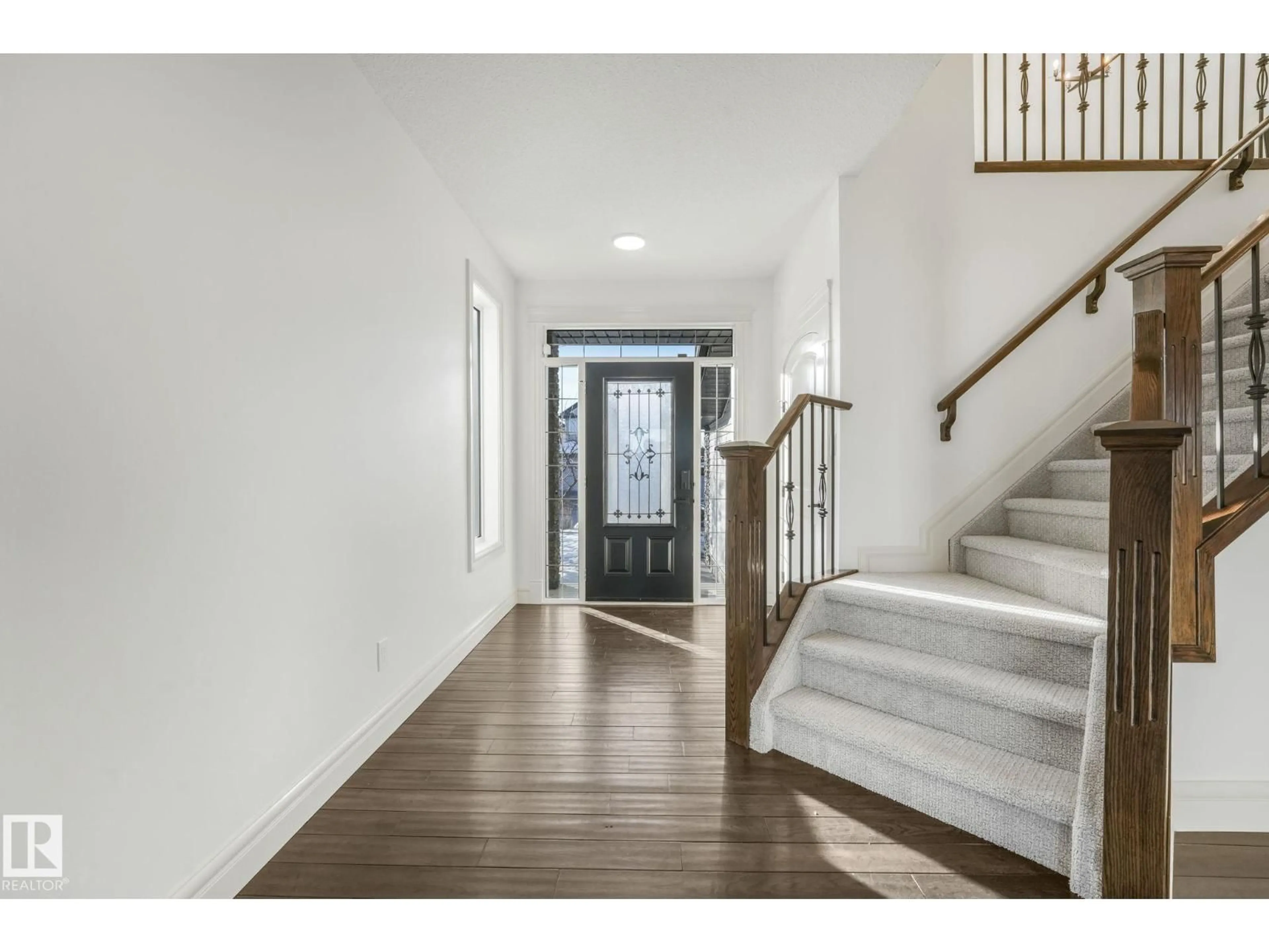Indoor entryway for 70 SUMMERCOURT RD, Sherwood Park Alberta T8H2V9