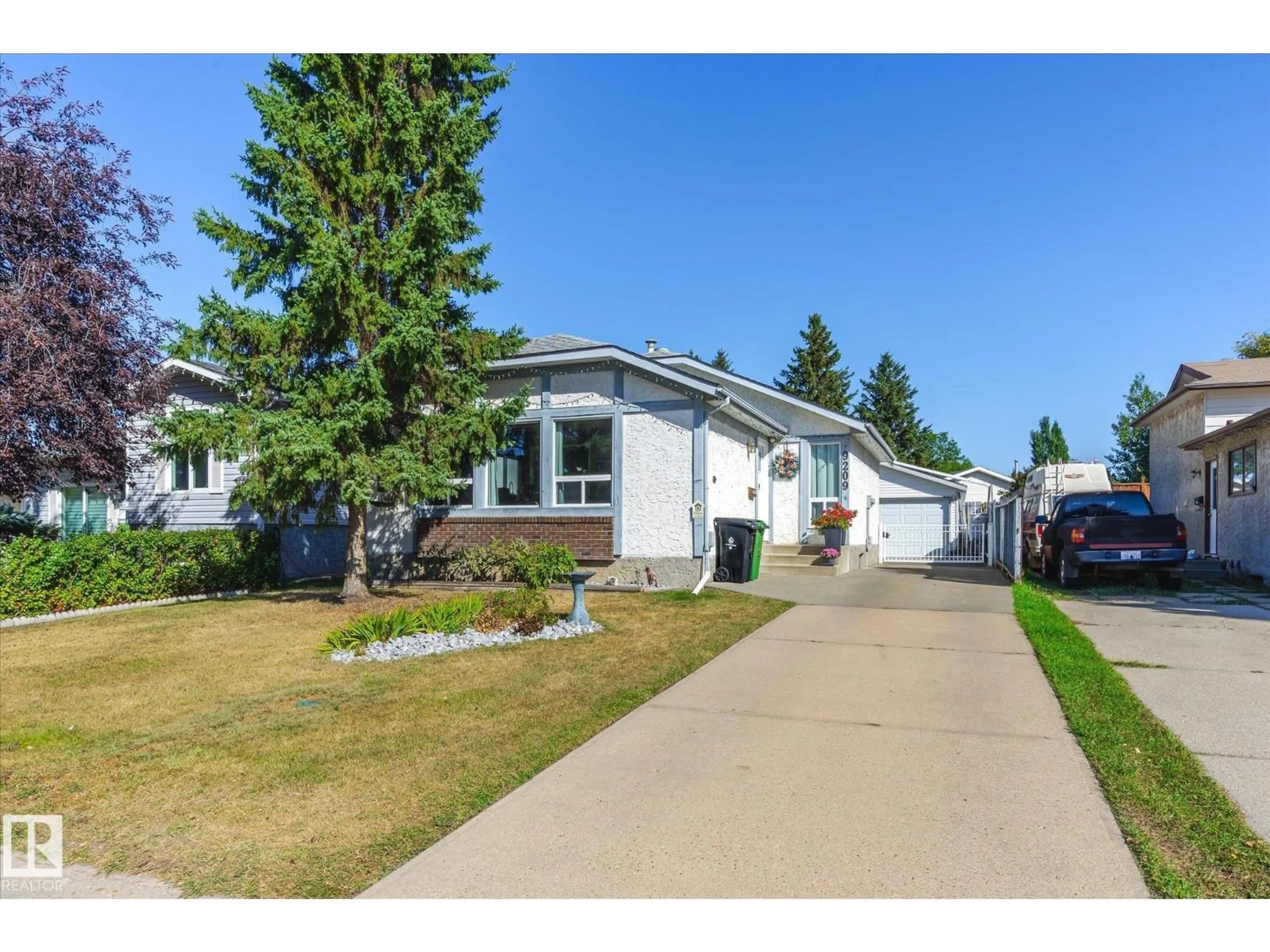 Home with vinyl exterior material, street for 9209 82 ST, Fort Saskatchewan Alberta T8L3R1