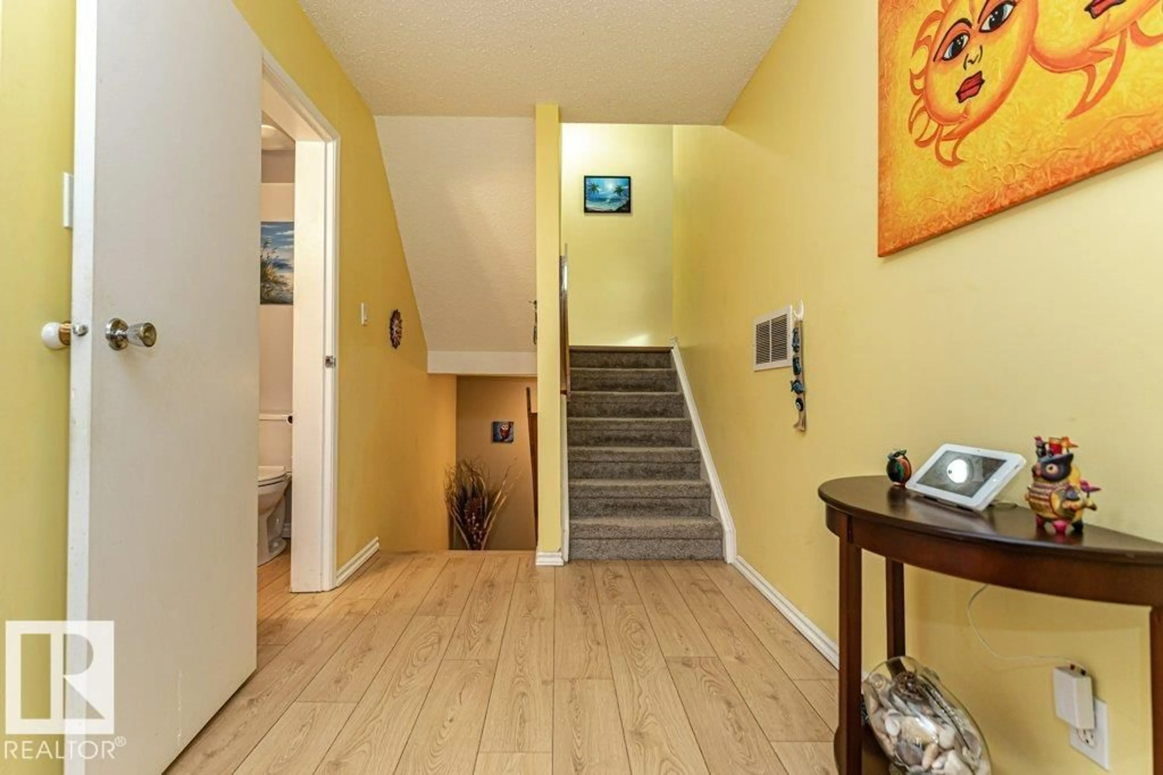 Indoor foyer for NW - 3010 108 ST, Edmonton Alberta T6J3S6