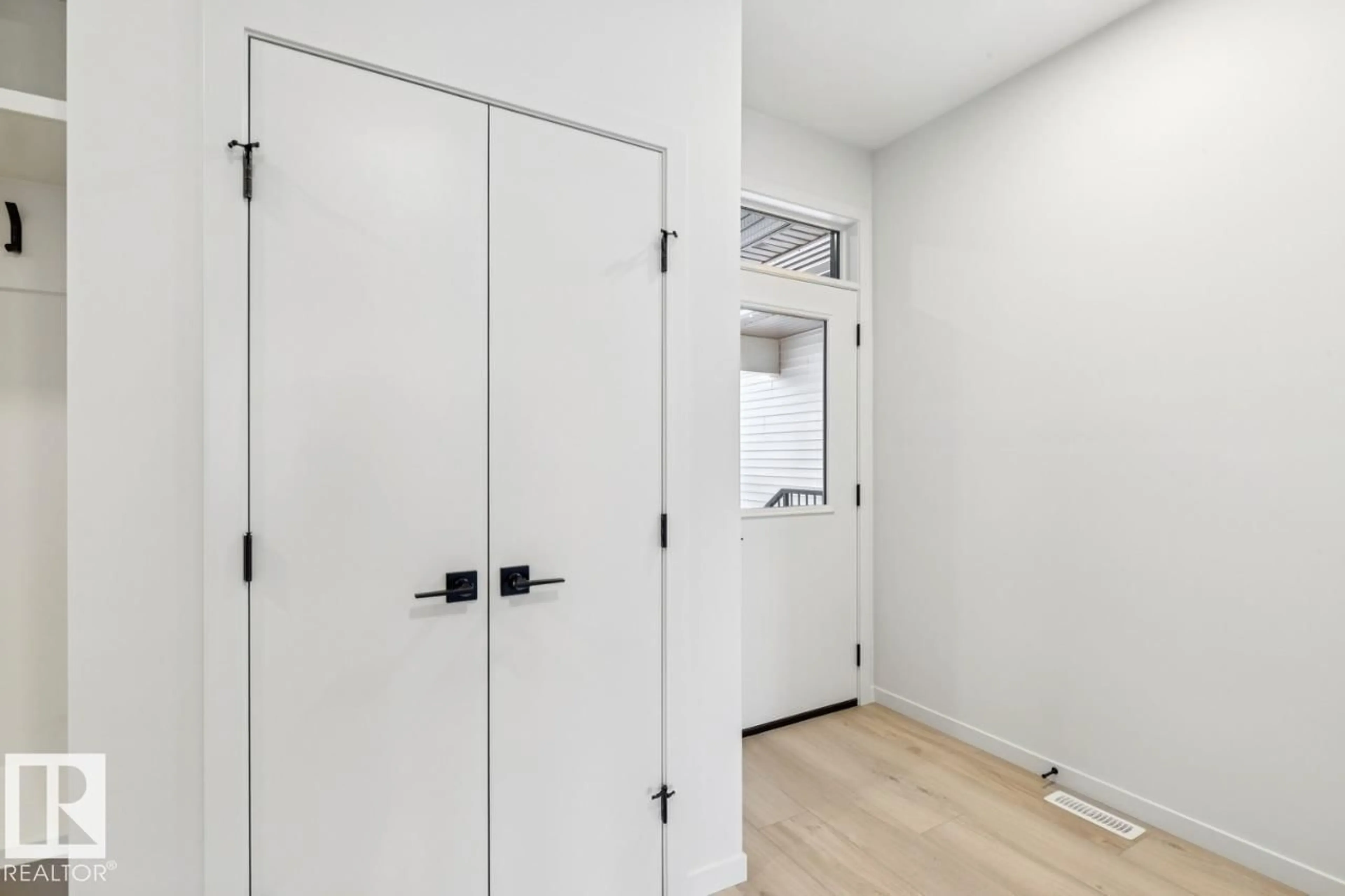 Indoor entryway for 7471 KLAPSTEIN CR, Edmonton Alberta T6W0A6