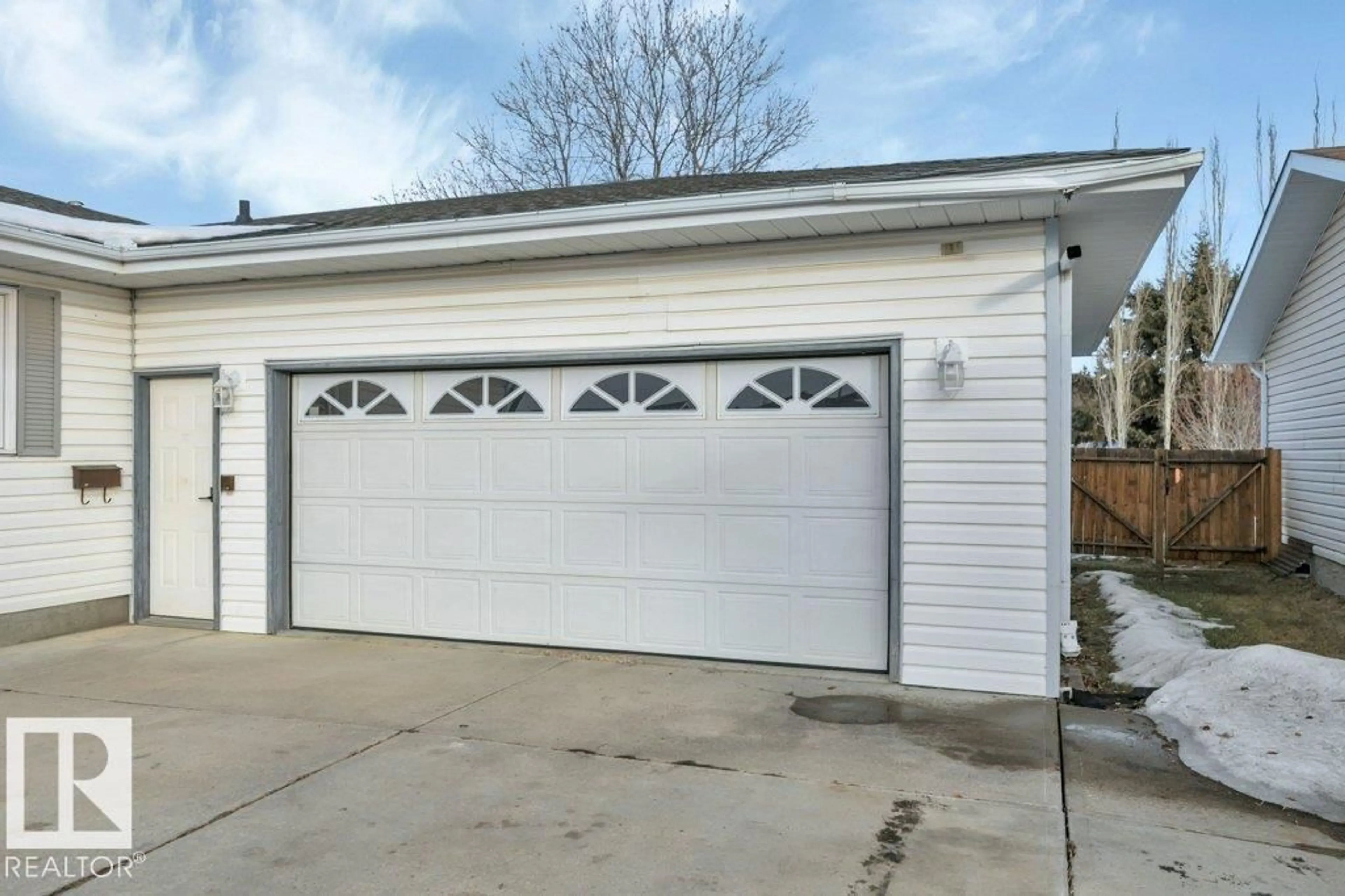 Indoor garage for 4610 46 AV, Wetaskiwin Alberta T9A0H2
