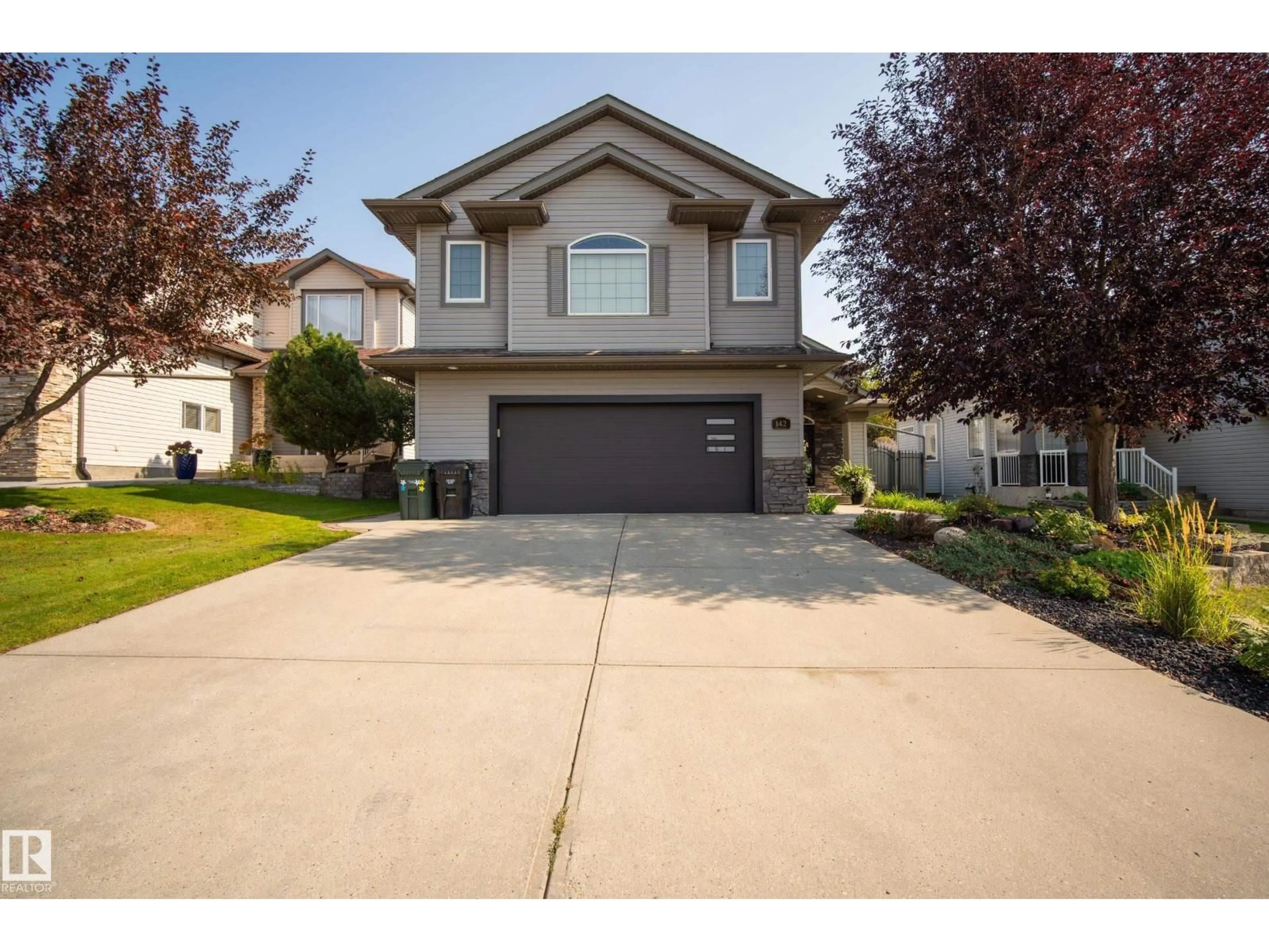Home with vinyl exterior material, street for 142 HIGHGROVE TC, Sherwood Park Alberta T8A6G8