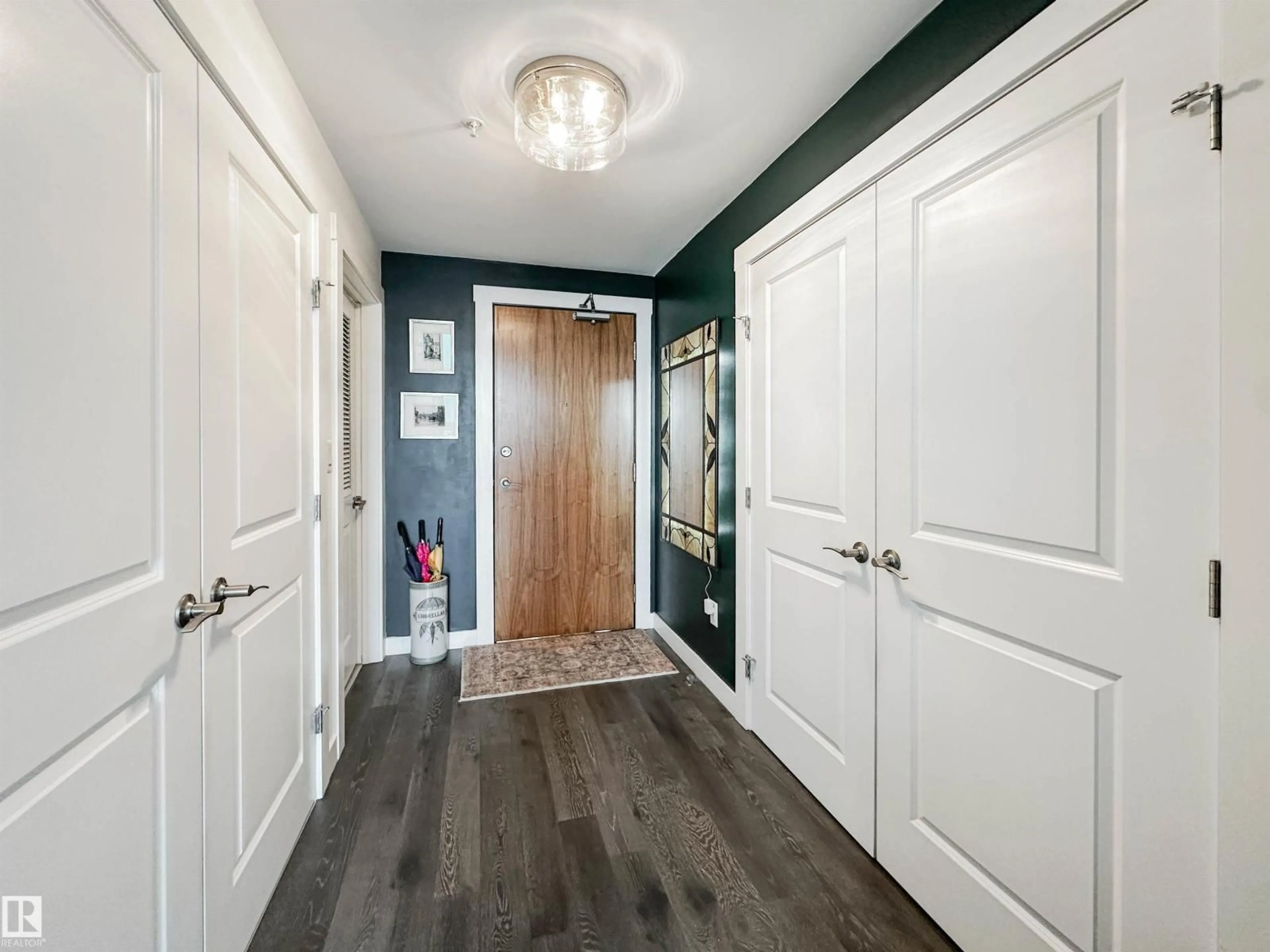 Indoor entryway for 1804 106 ST NW, Edmonton Alberta T5K0K8