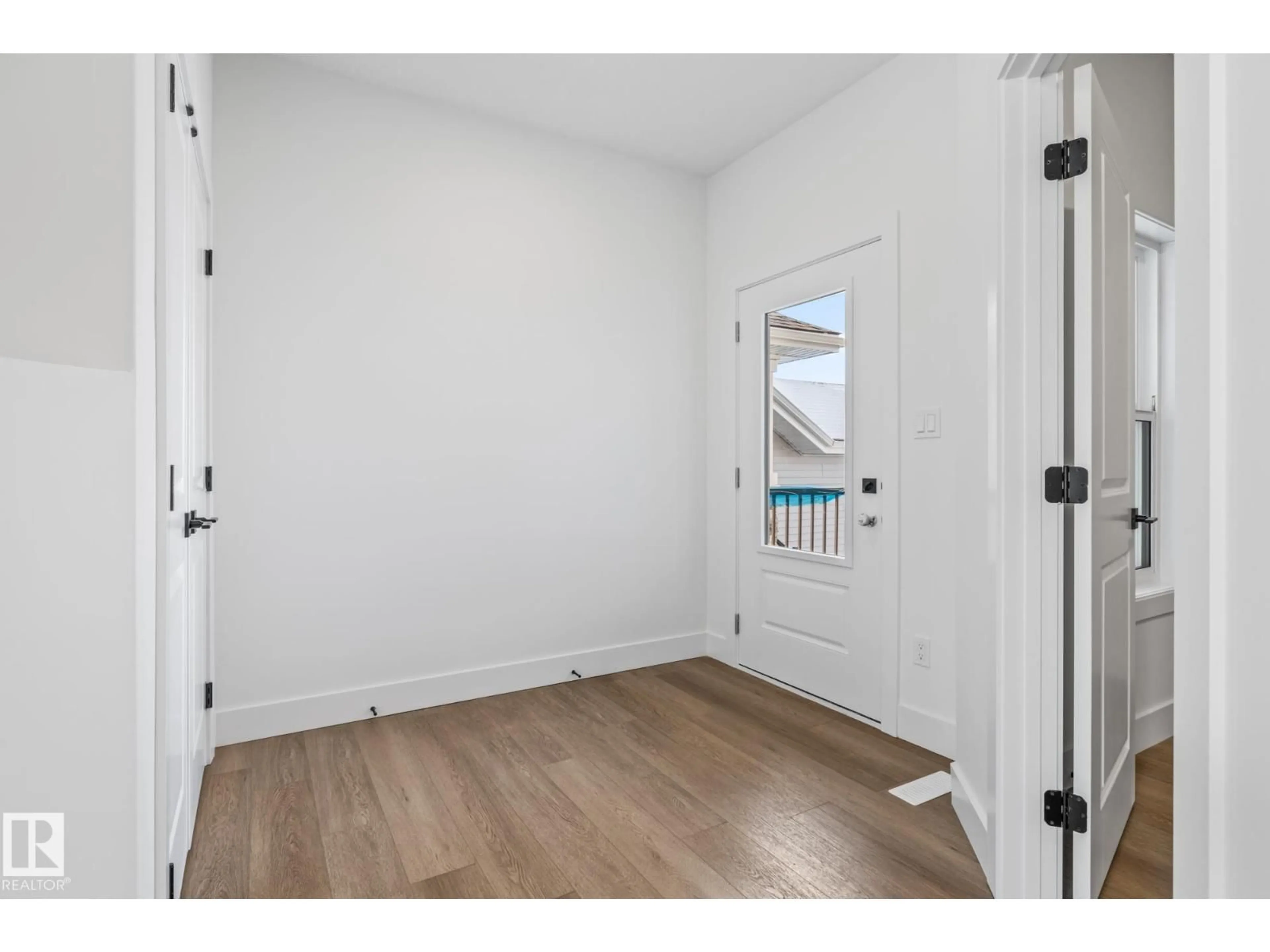 Indoor entryway for 141 ELM ST, Fort Saskatchewan Alberta T8L0X8