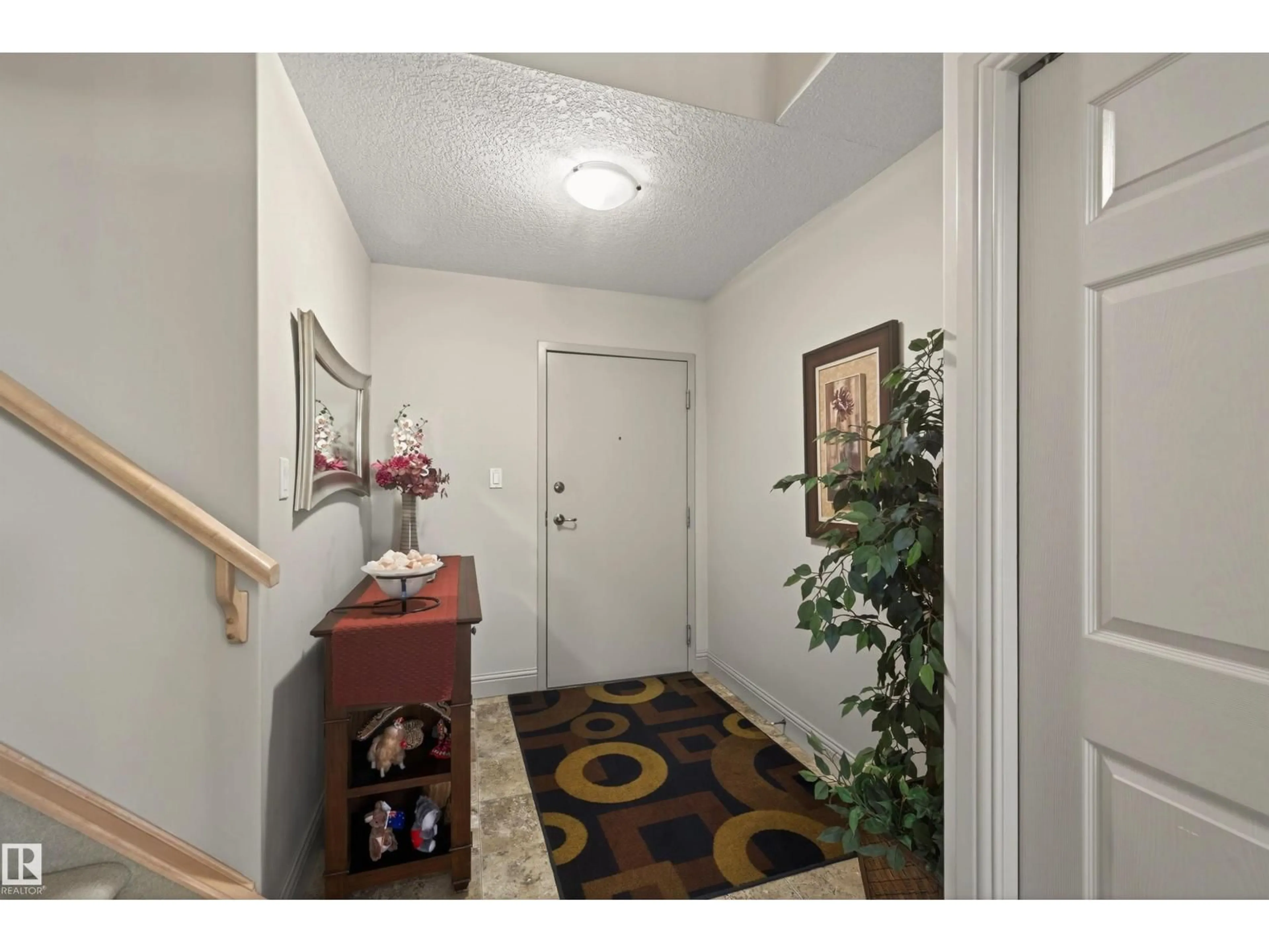 Indoor entryway for 427 13005 140 AV NW, Edmonton Alberta T6V1X1
