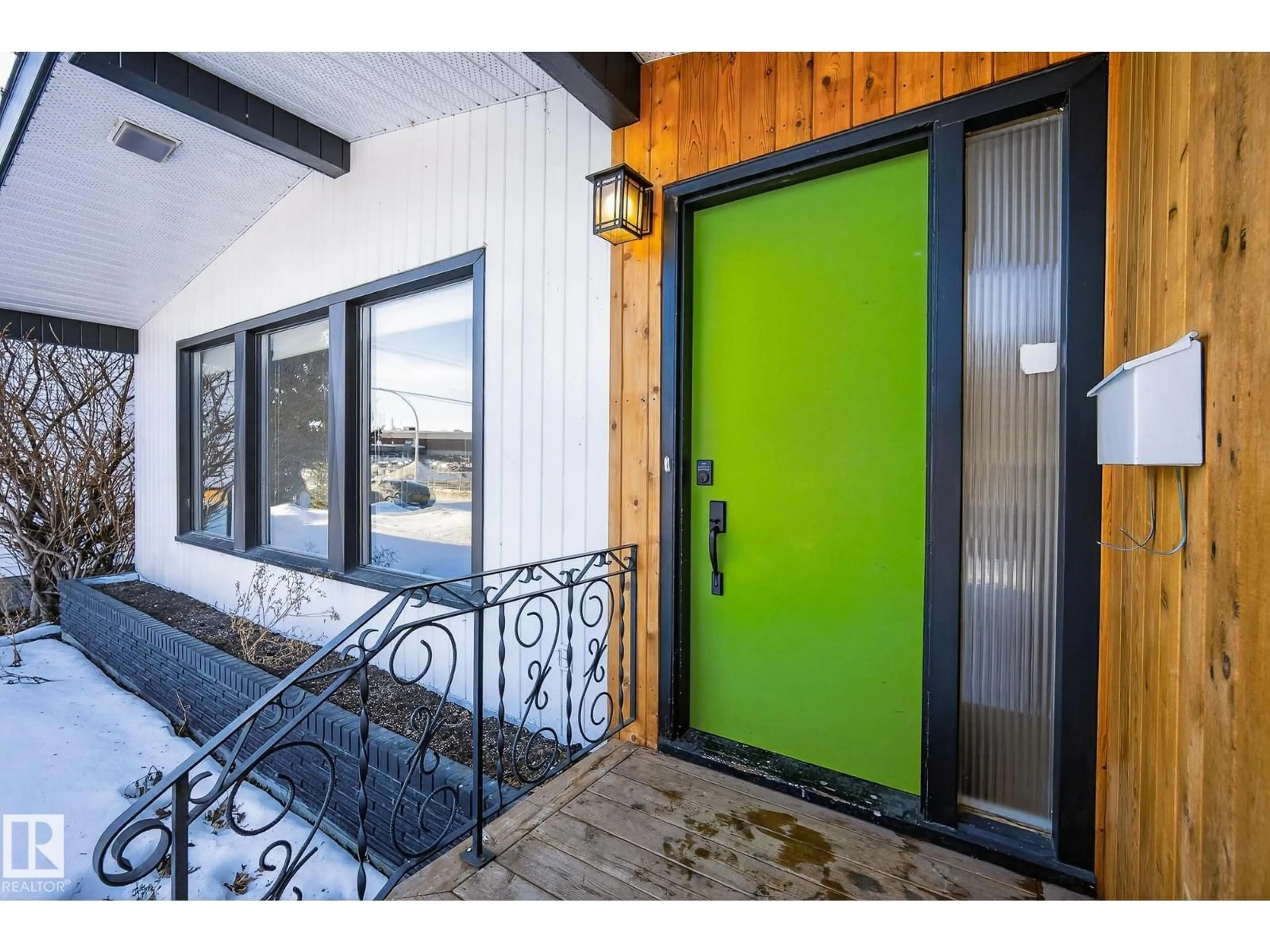 Indoor entryway for NW - 9616 64 ST, Edmonton Alberta T6B1R2