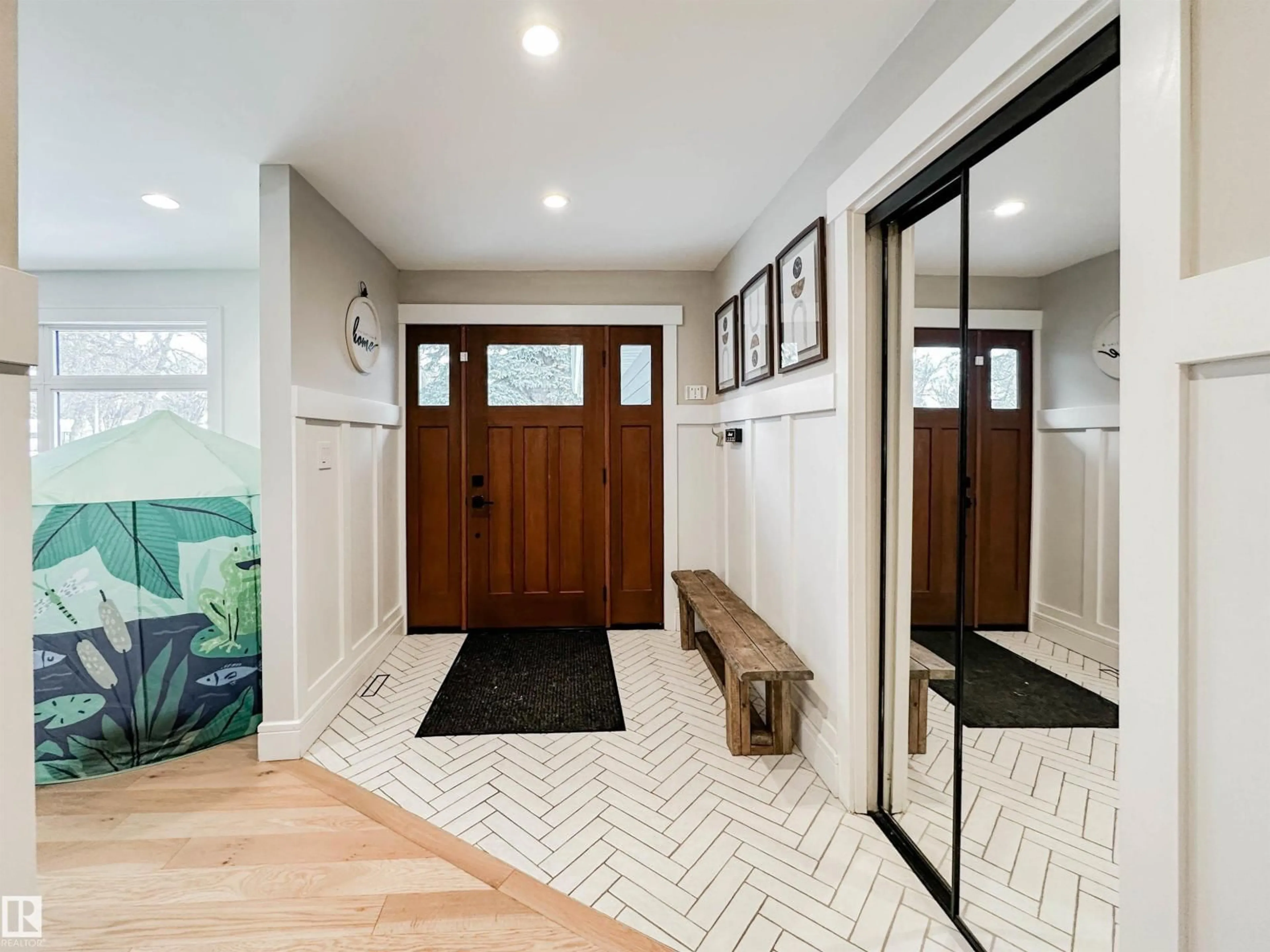 Indoor entryway for 23 FLAGSTONE CR, St. Albert Alberta T8N1R2