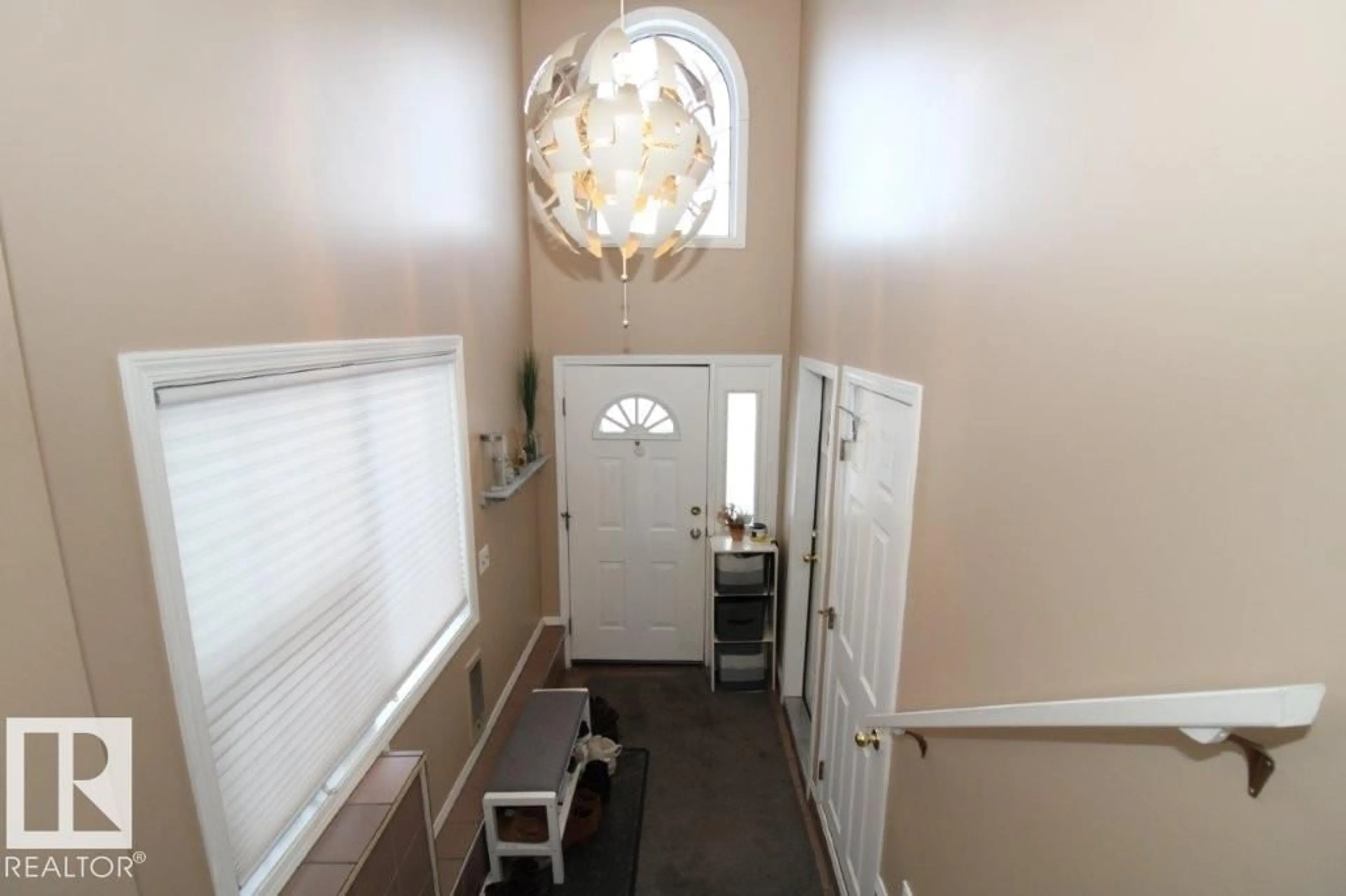 Indoor foyer for NW - 2812 35 ST, Edmonton Alberta T6L3Y4