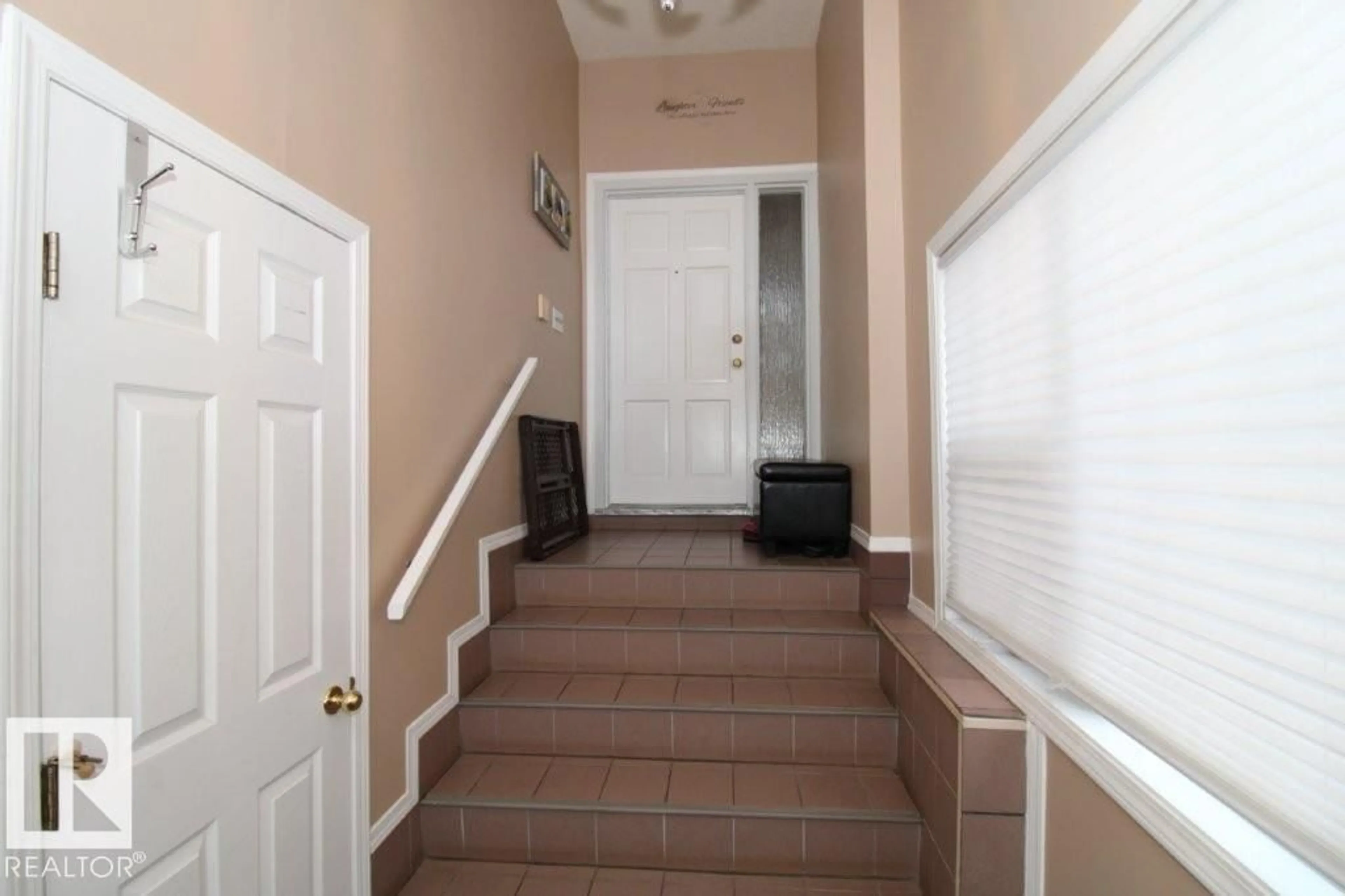 Indoor entryway for NW - 2812 35 ST, Edmonton Alberta T6L3Y4
