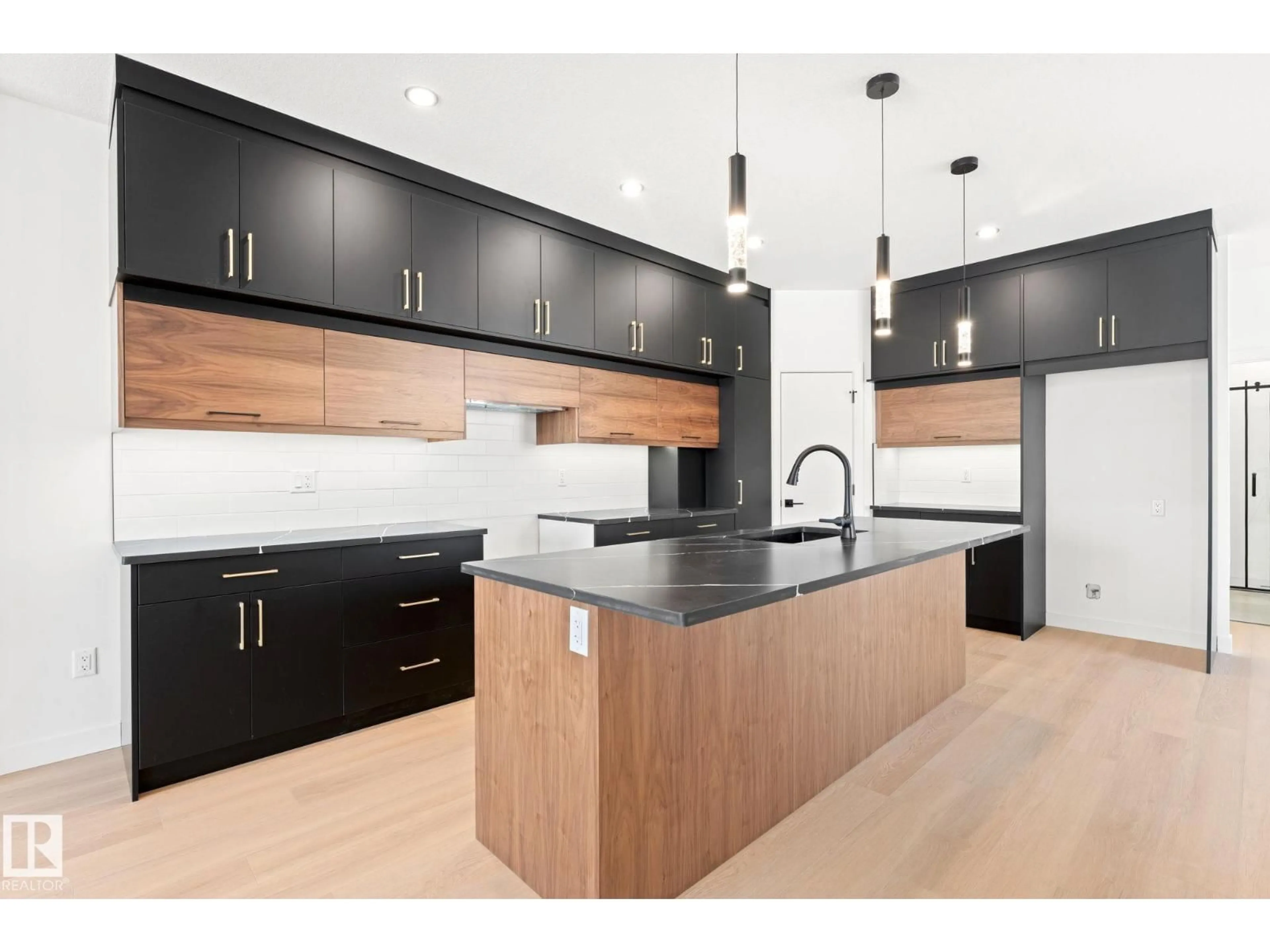 Contemporary kitchen, wood/laminate floor for 94 BLACKBIRD BEND, Fort Saskatchewan Alberta T8L0X9