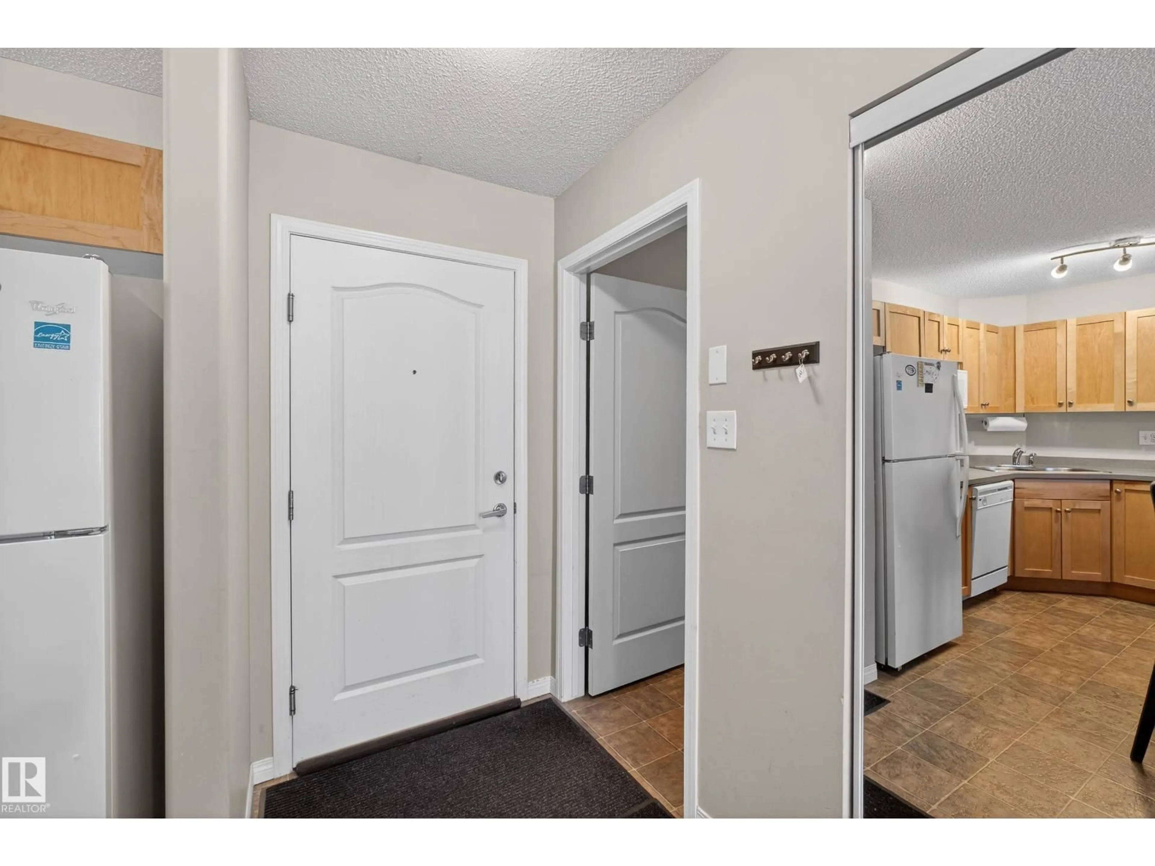 Indoor entryway for 131 - 1520 HAMMONG GATE NW, Edmonton Alberta T6M0J4