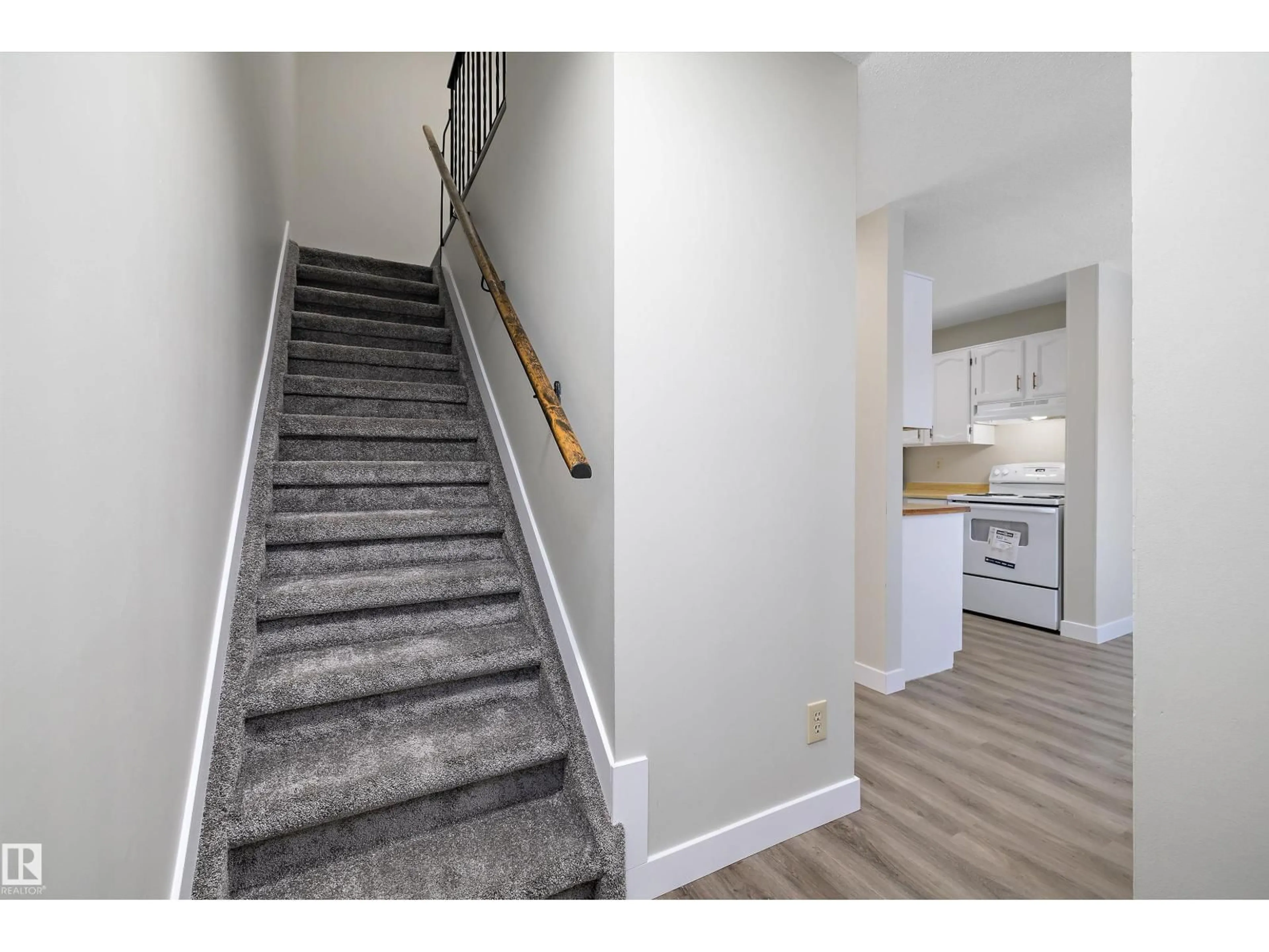 Stairs for 3127 139 AV, Edmonton Alberta T5Y1R4