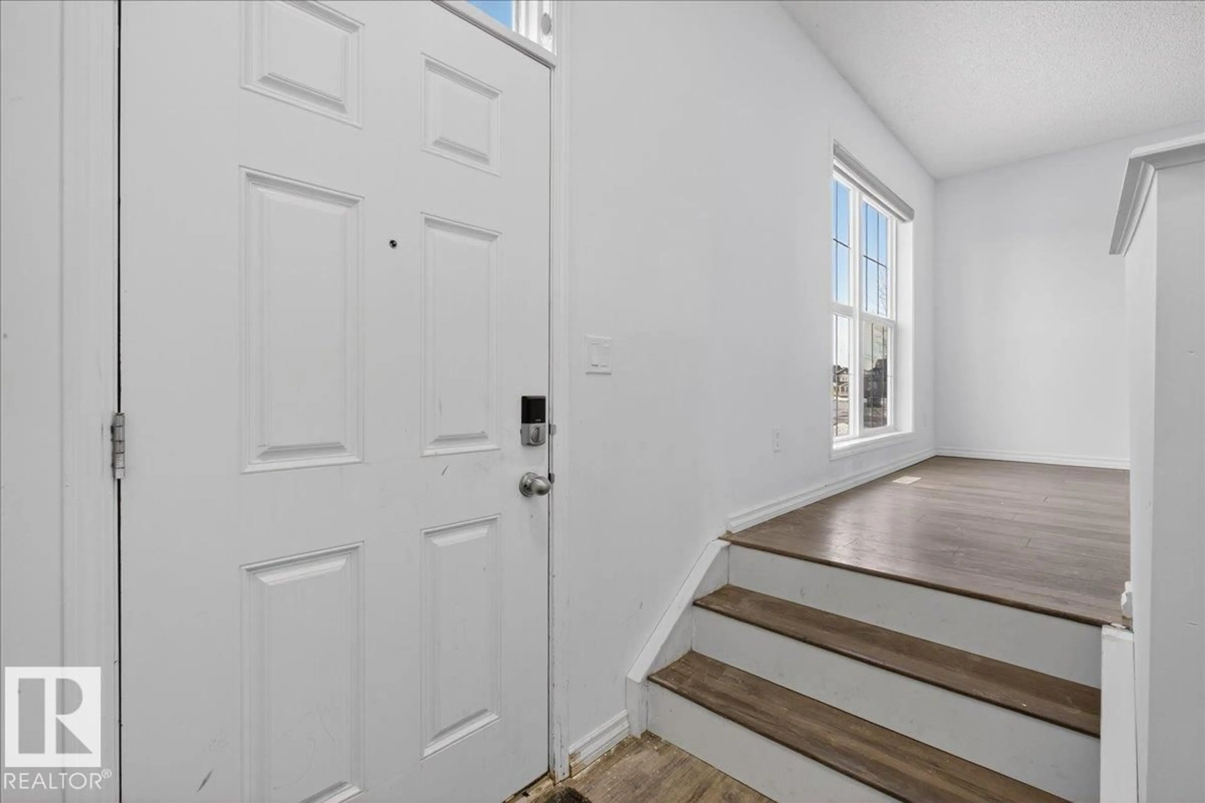 Indoor entryway for 279 SOUTHFORK DR, Leduc Alberta T9E1B9