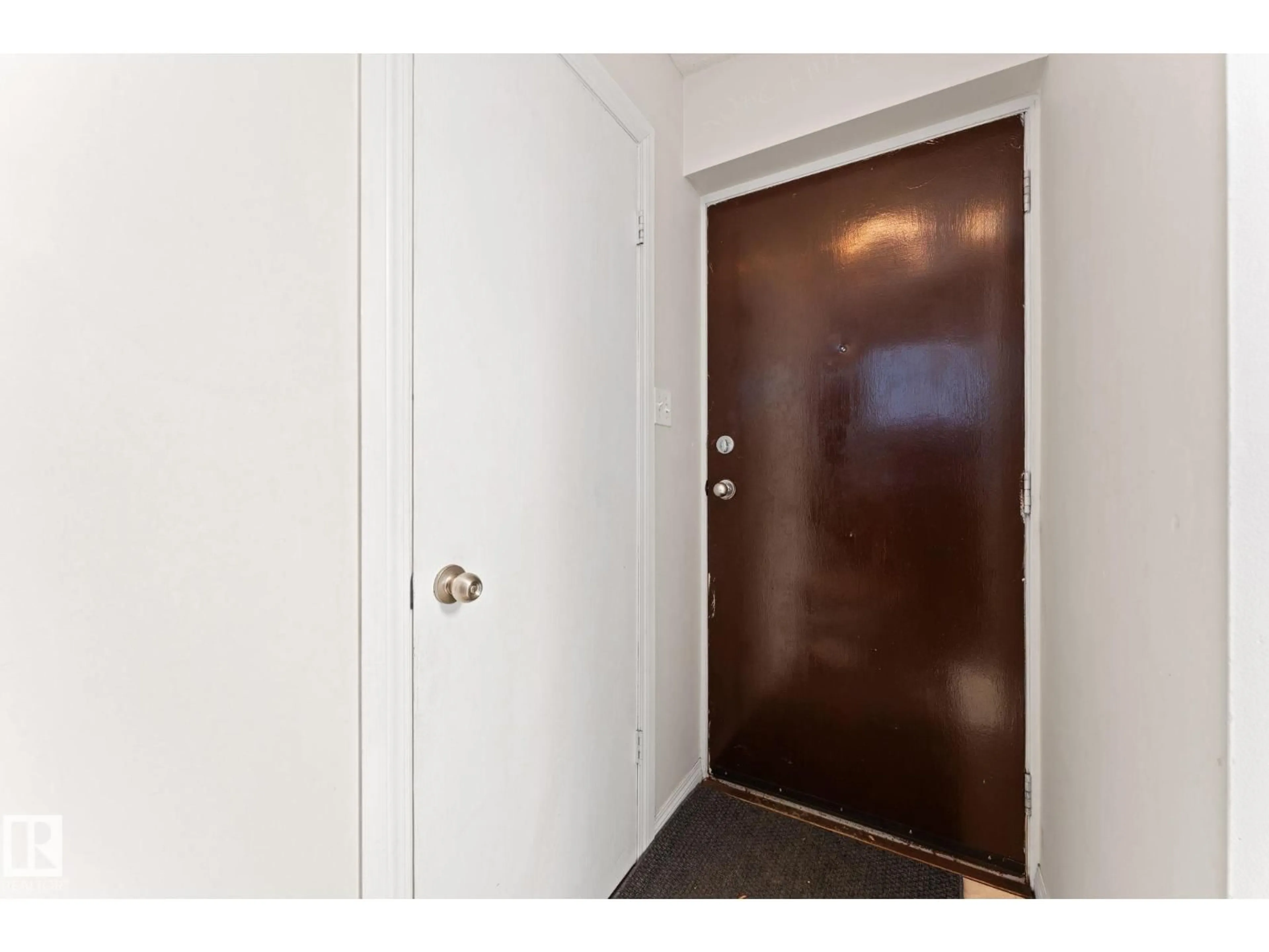 Indoor entryway for 6063 35A AV, Edmonton Alberta T6L1G7