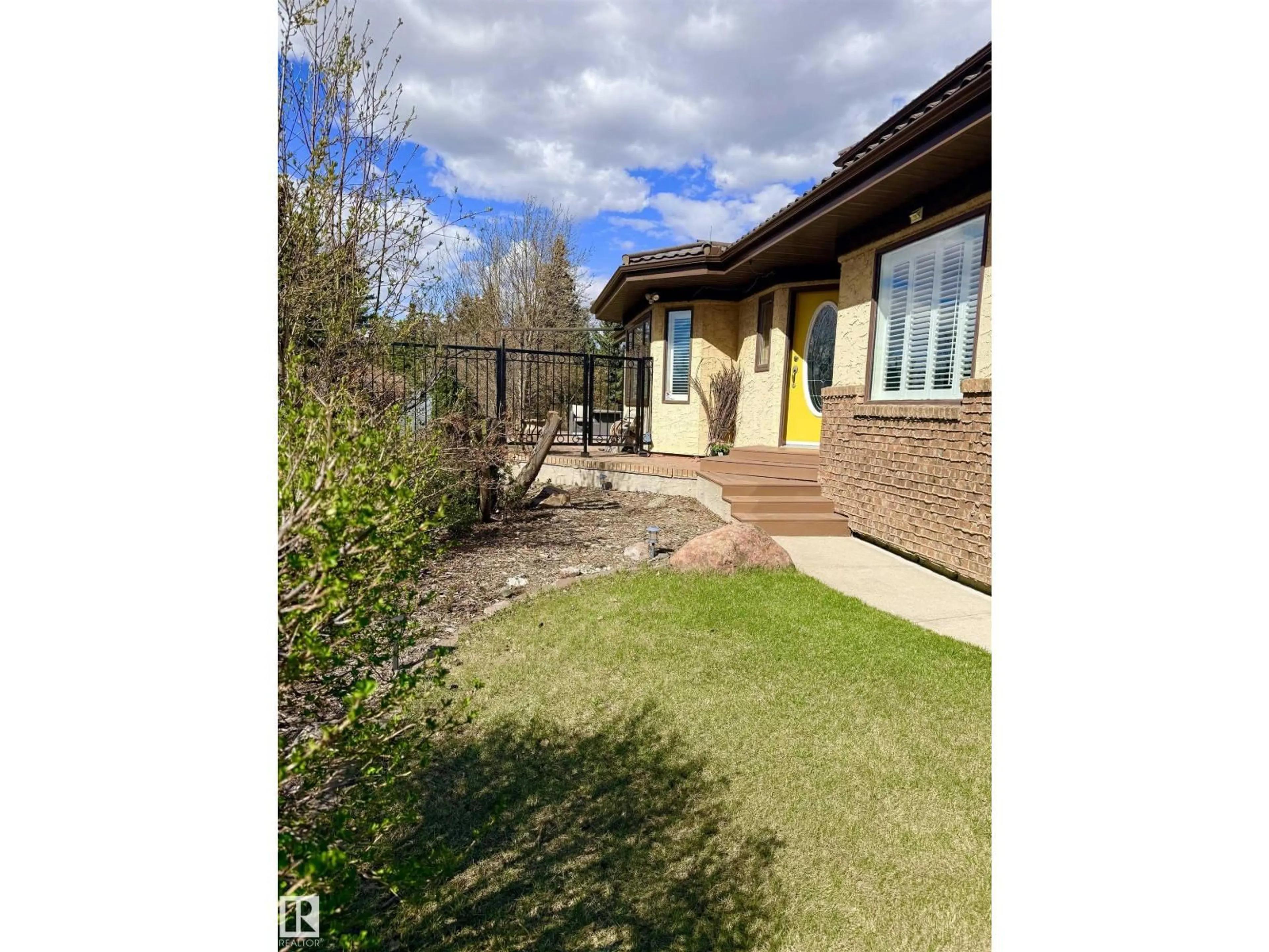 A pic from outside/outdoor area/front of a property/back of a property/a pic from drone, unknown for 730 ESTATE DR, Sherwood Park Alberta T8B1M4