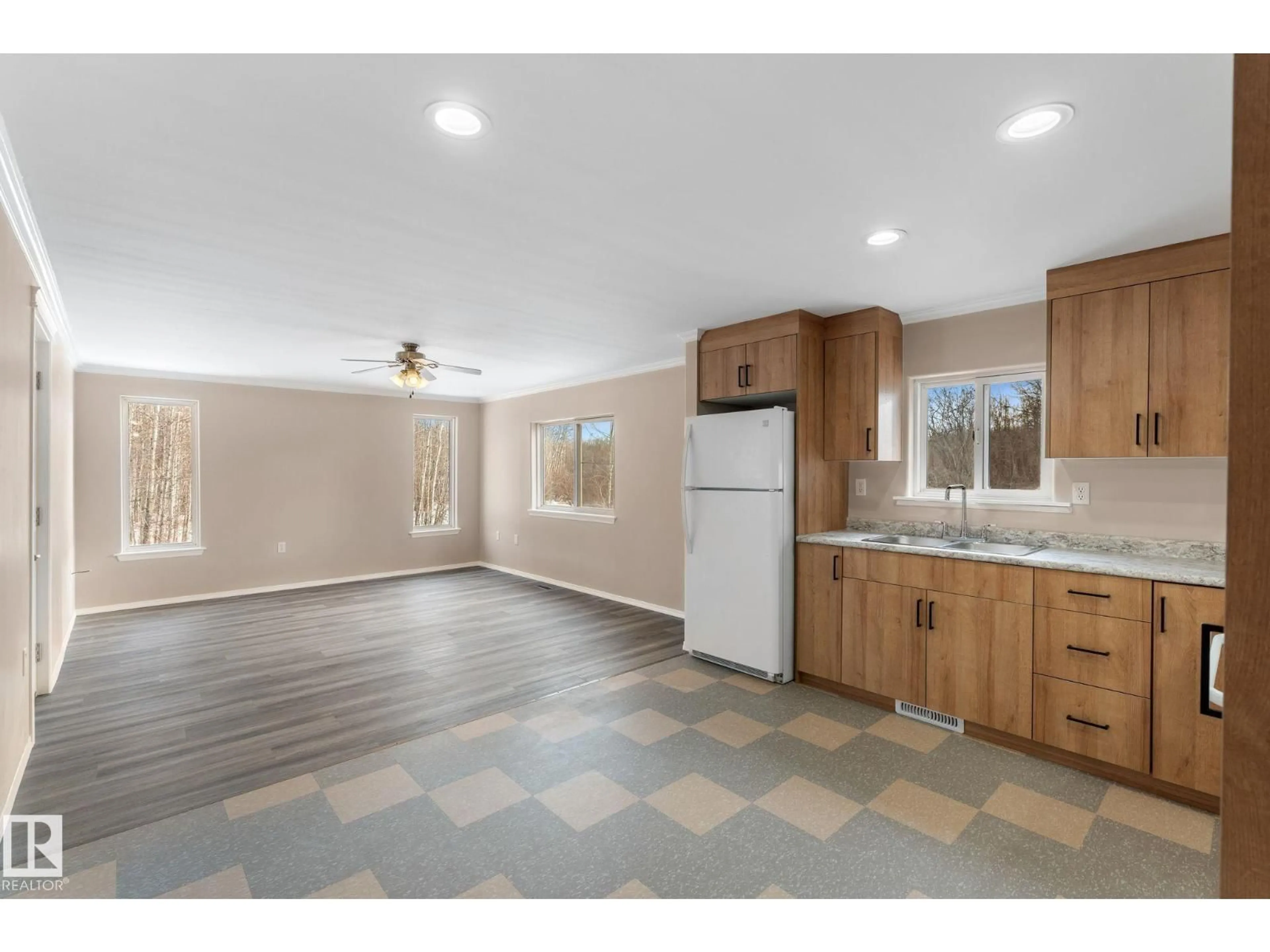 Open concept kitchen, ceramic/tile floor for 40 - 54126 RGE ROAD 30, Rural Lac Ste. Anne County Alberta T0E1V0