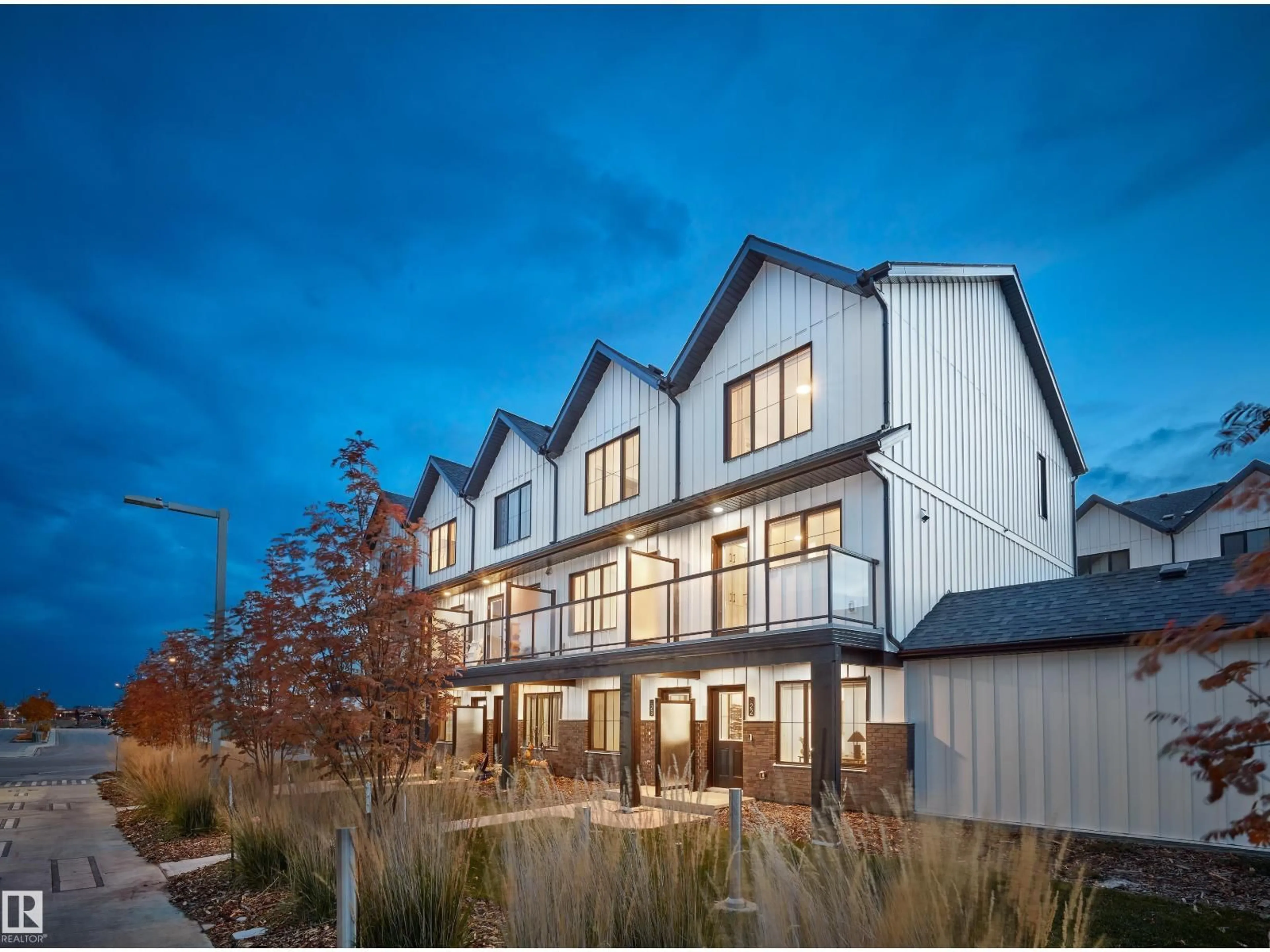 Home with vinyl exterior material, unknown for 22 29 AIRPORT RD NW, Edmonton Alberta T5G2P9