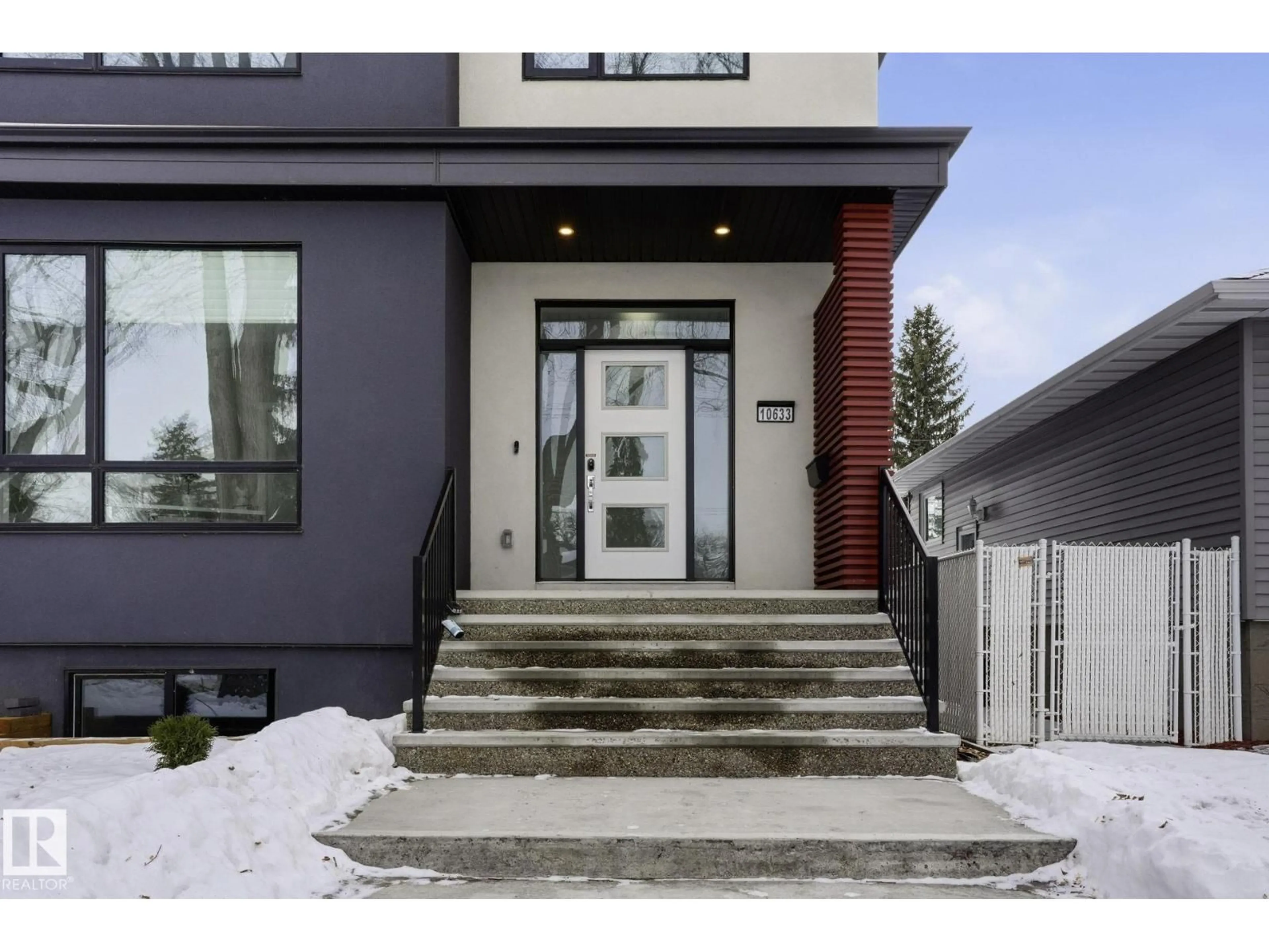 Indoor entryway for 10633 64 AV, Edmonton Alberta T6H1T1