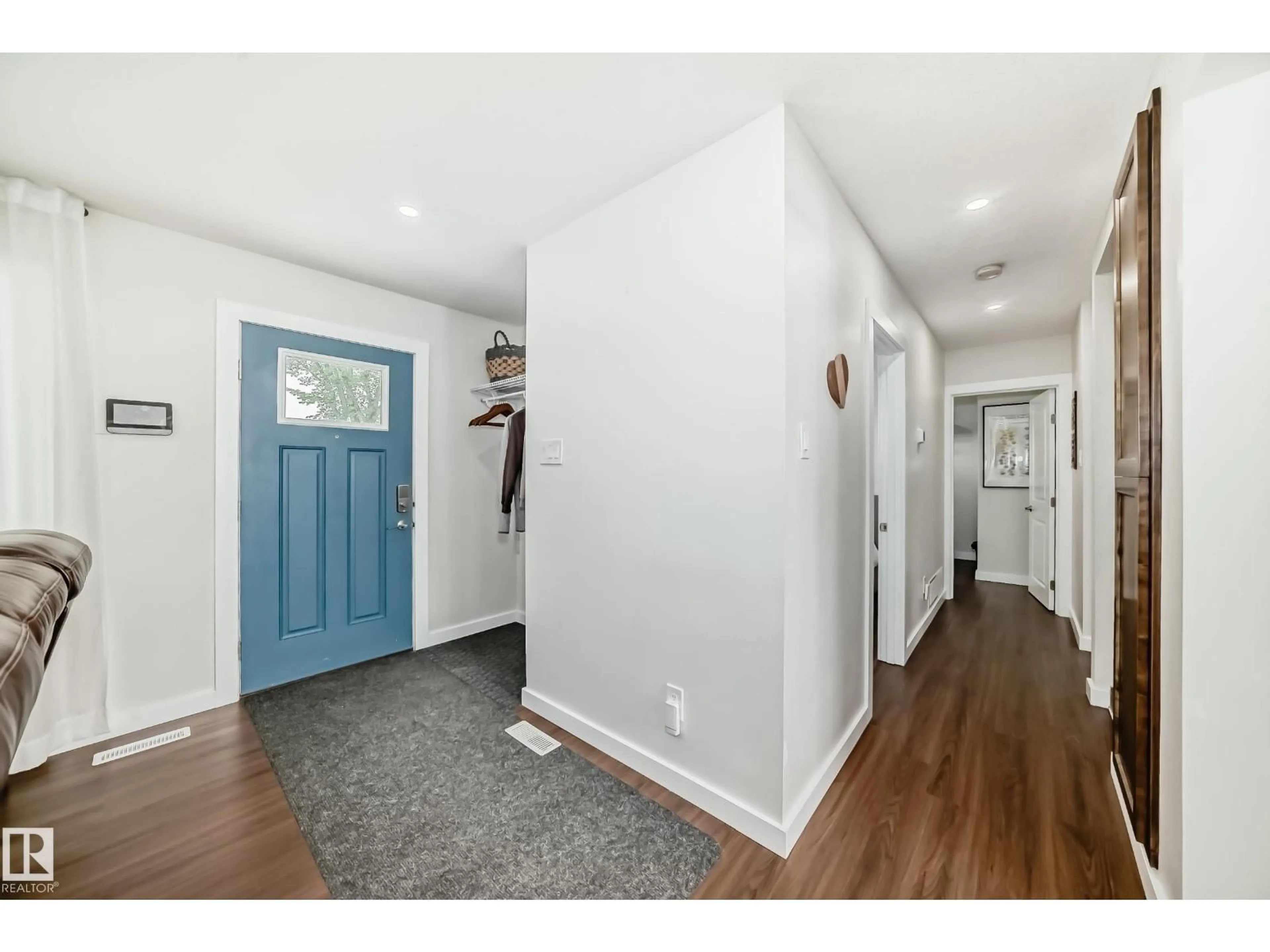 Indoor entryway for 29 SUNSET BV, St. Albert Alberta T8N0N6