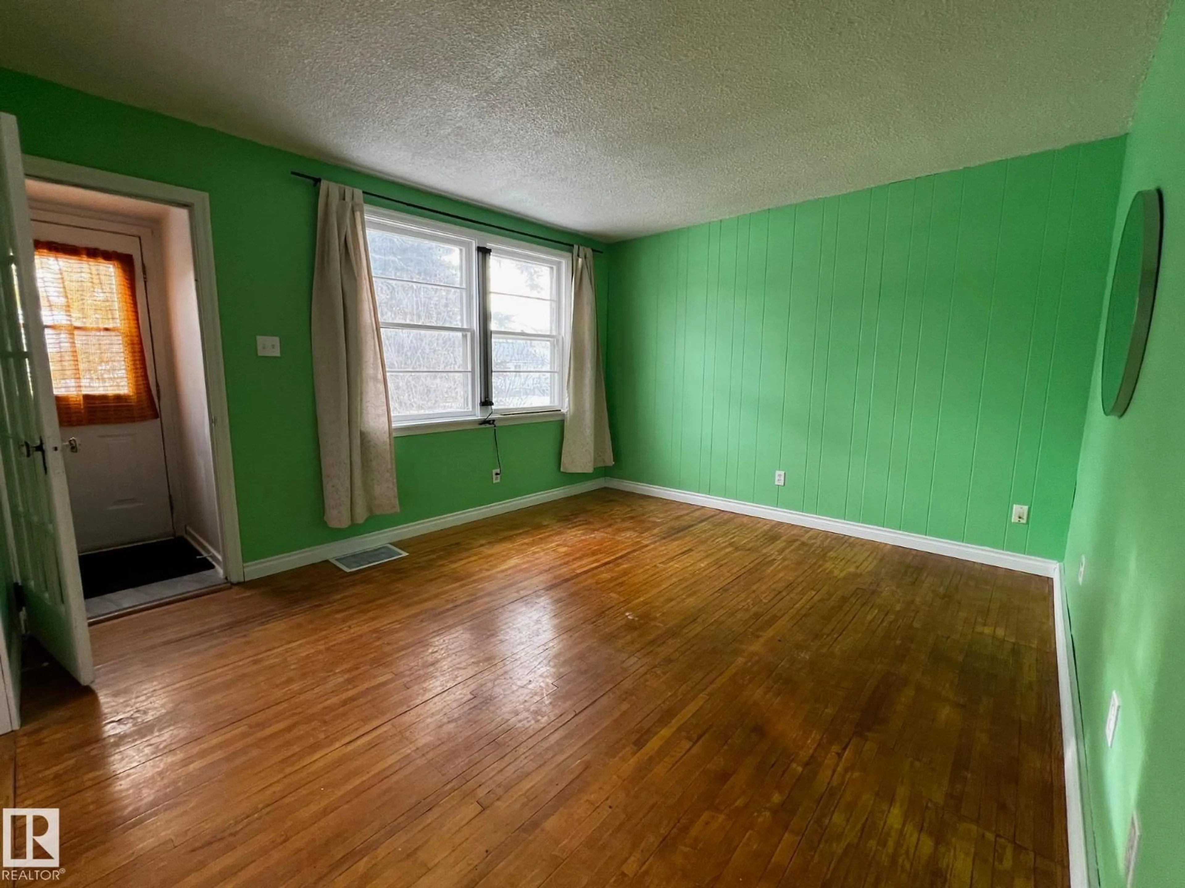 A pic of a room for 10830 68 AV, Edmonton Alberta T6H2B8