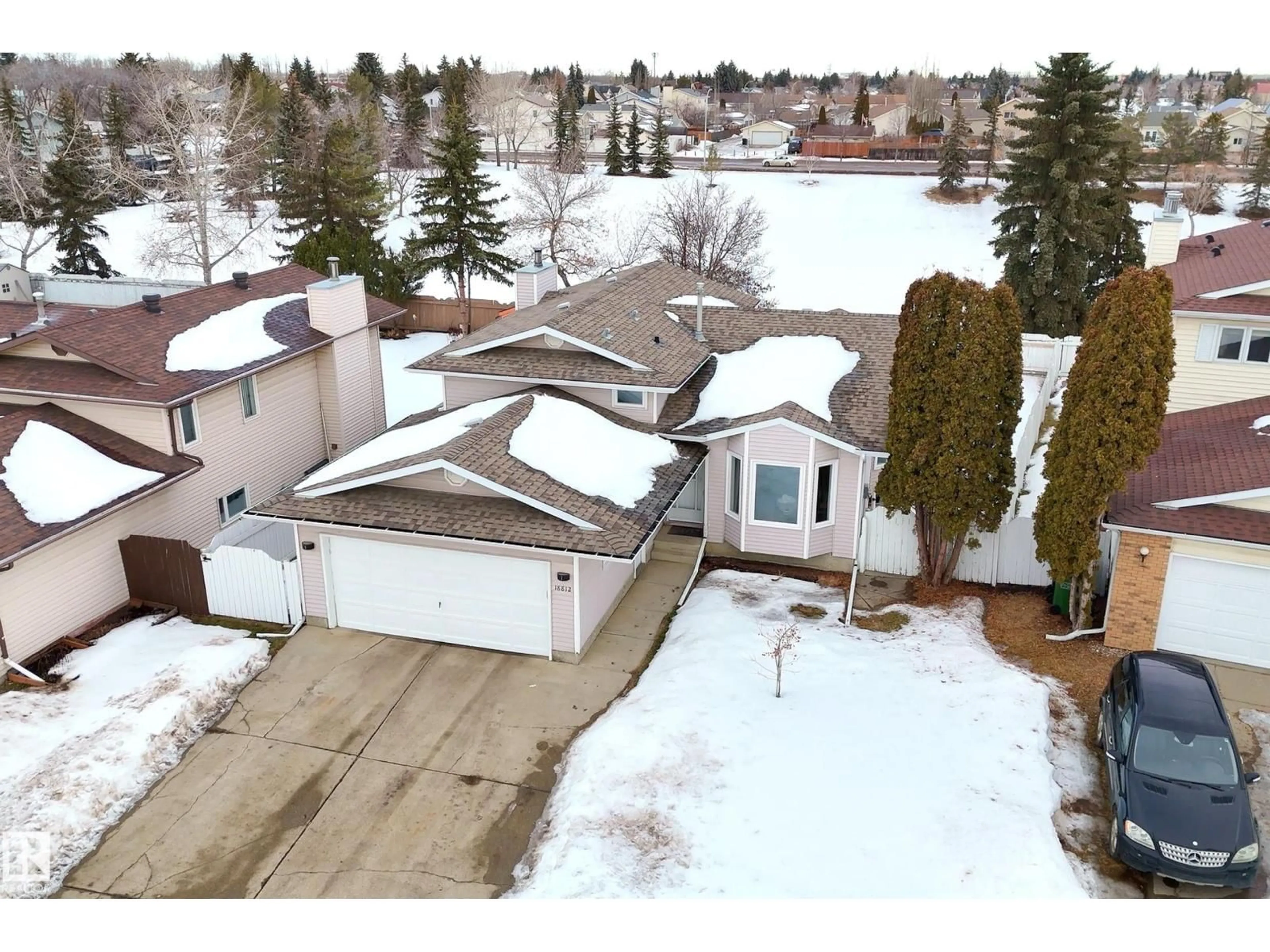 A pic from outside/outdoor area/front of a property/back of a property/a pic from drone, street for 18812 93 AV, Edmonton Alberta T5T4X4