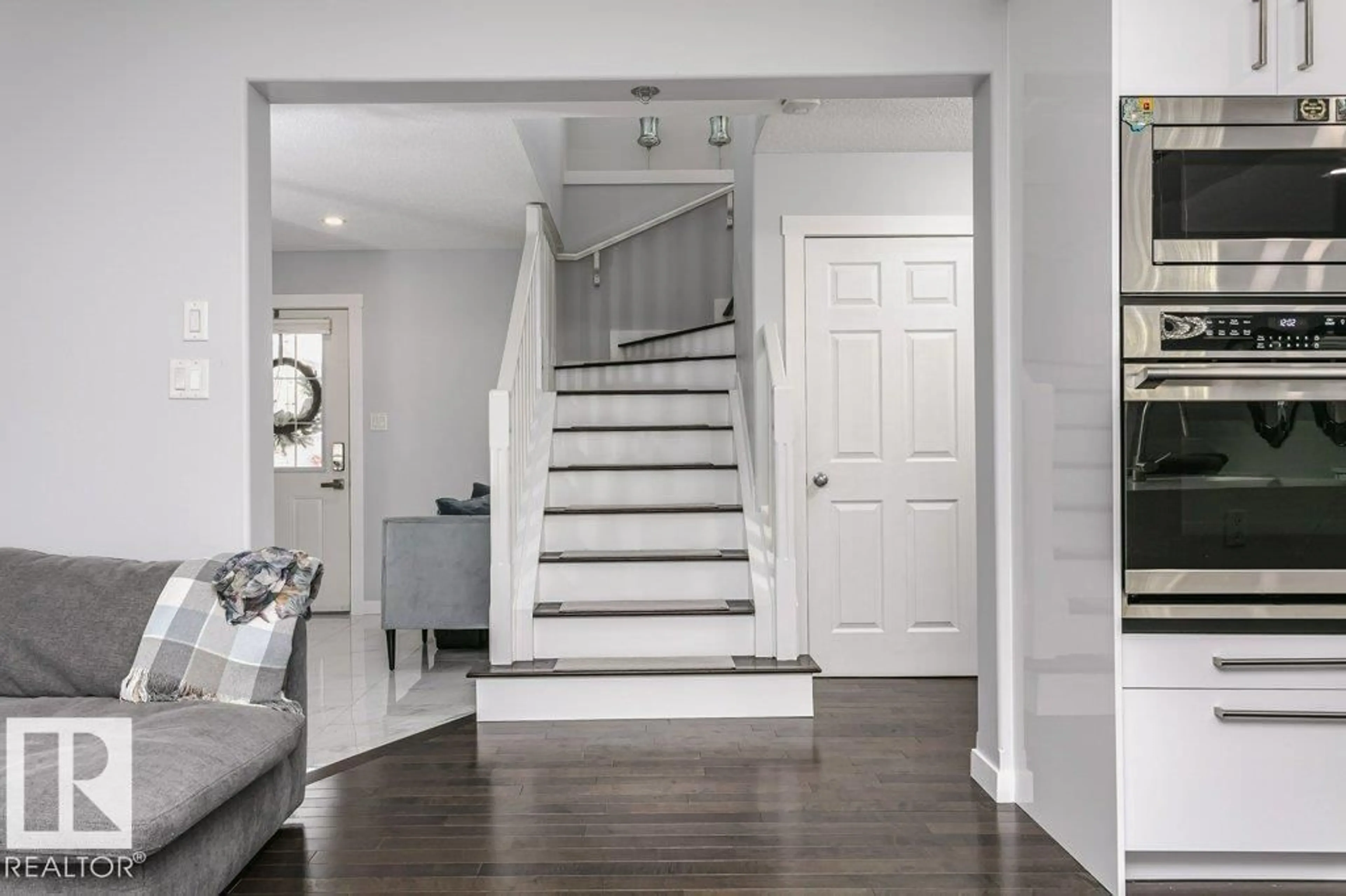 Indoor entryway for 16109 137A ST, Edmonton Alberta T6V0E1