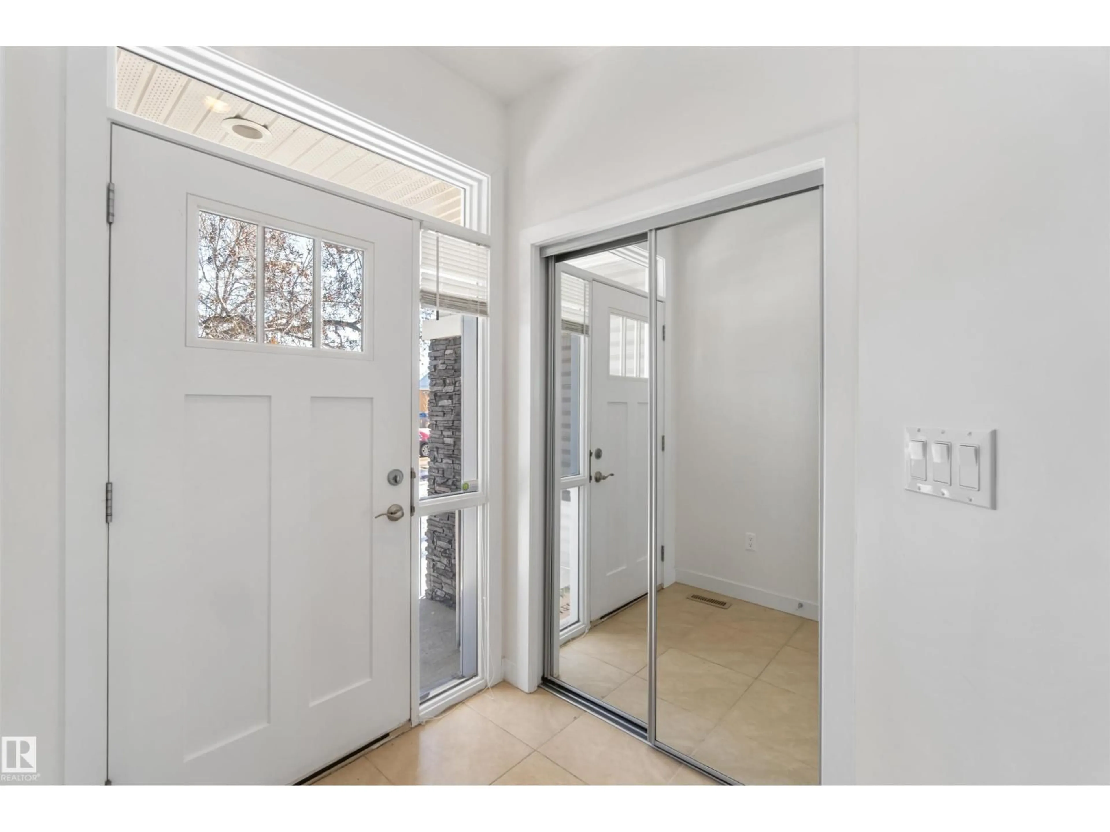 Indoor entryway for 11118 129 NW, Edmonton Alberta T5M0Y5