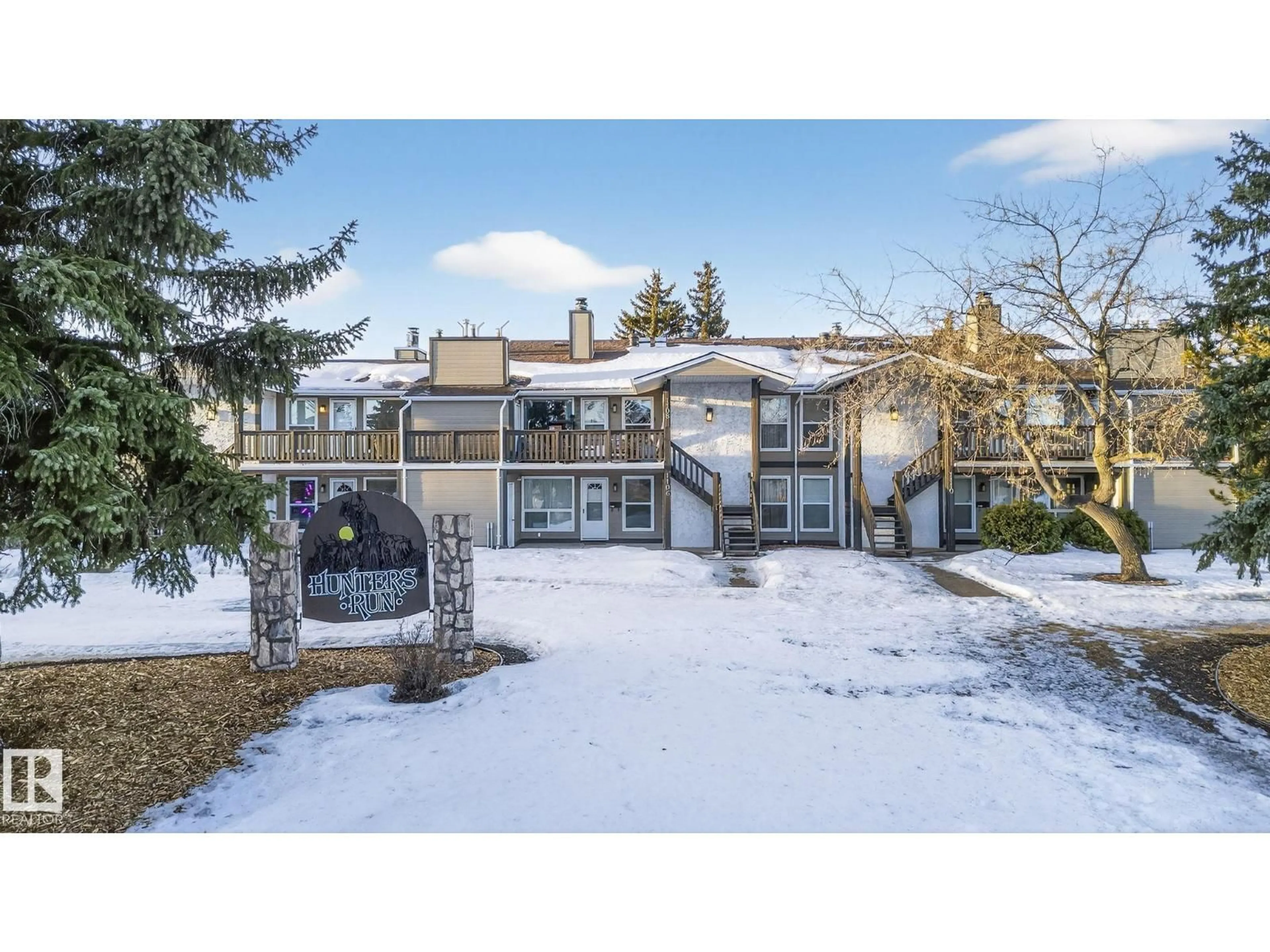 A pic from outside/outdoor area/front of a property/back of a property/a pic from drone, unknown for 1106 SADDLEBACK RD, Edmonton Alberta T6J4Z4