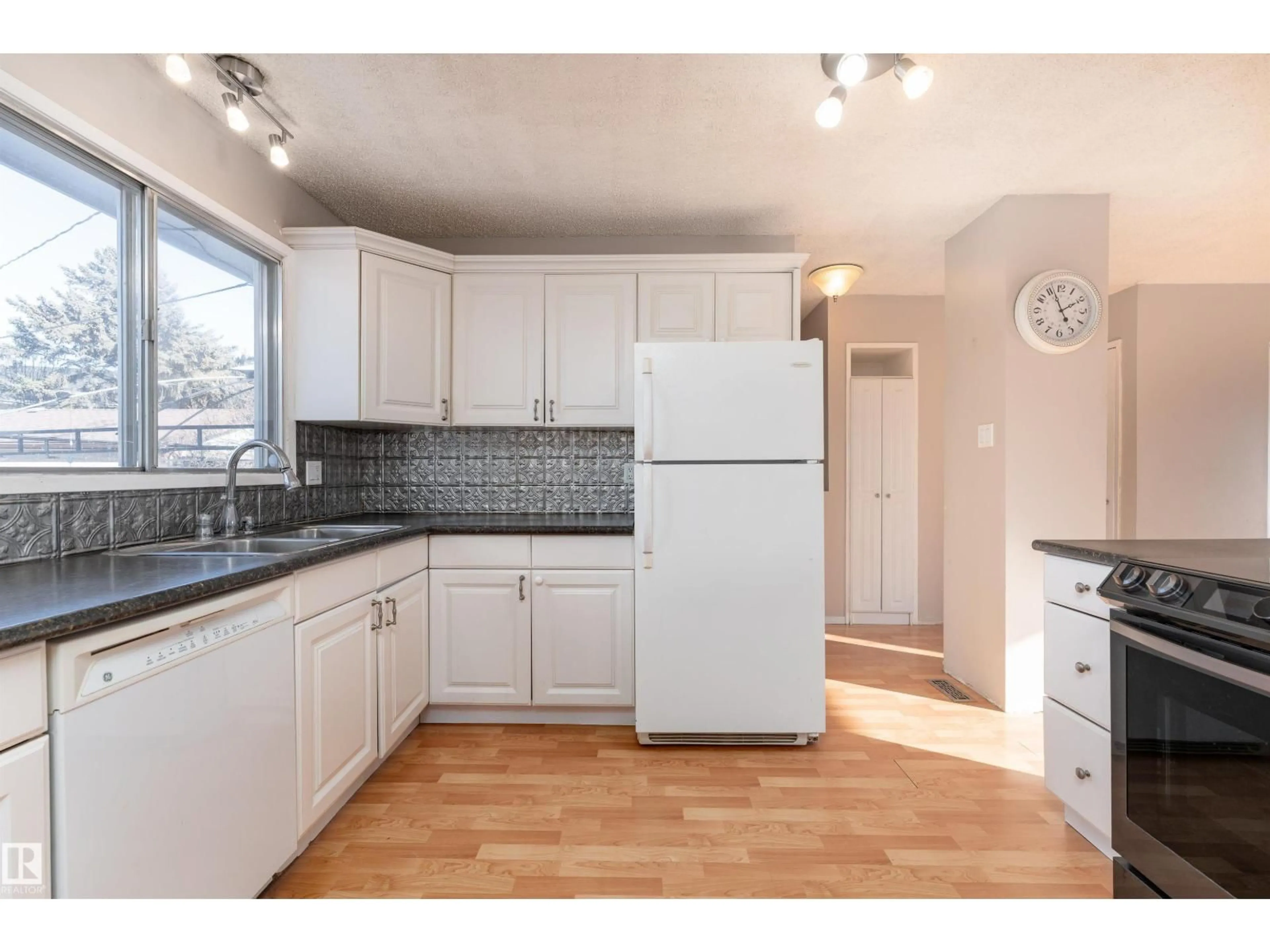Standard kitchen, unknown for 885 JUNIPER AV, Sherwood Park Alberta T8A1C4
