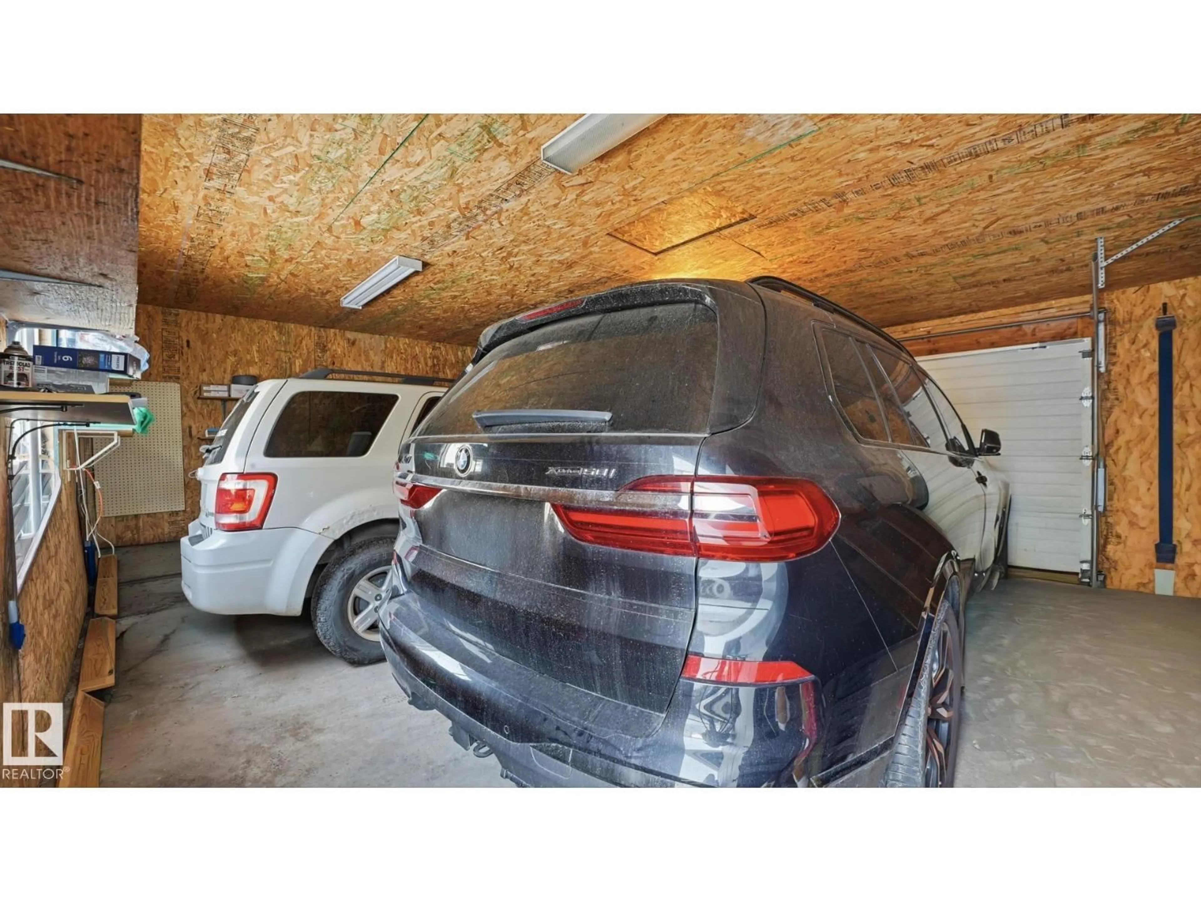 Indoor garage for 1509 JARVIS CR, Edmonton Alberta T6L6S4