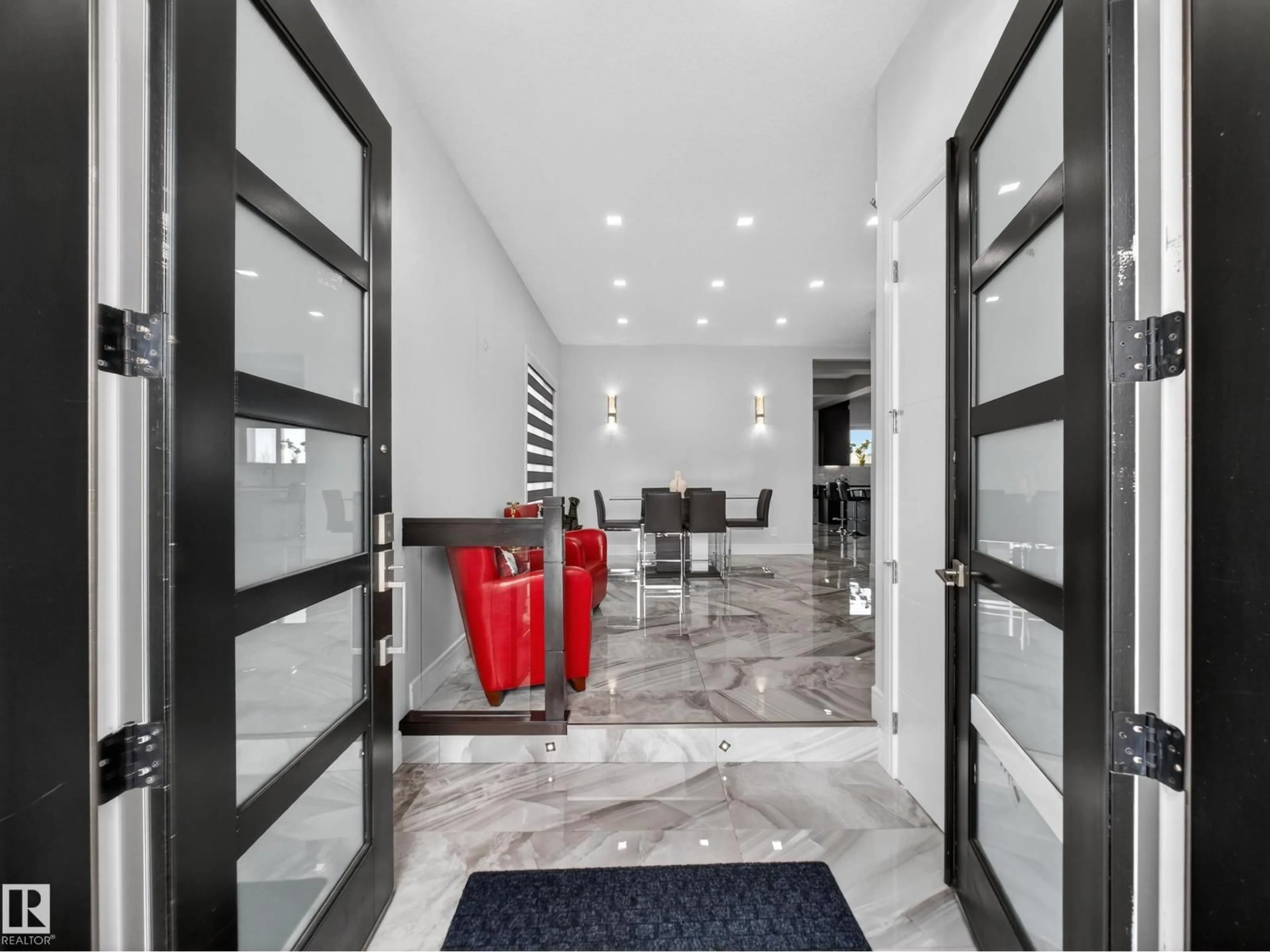 Indoor foyer for NW - 1808 20 AV, Edmonton Alberta T6T2K9