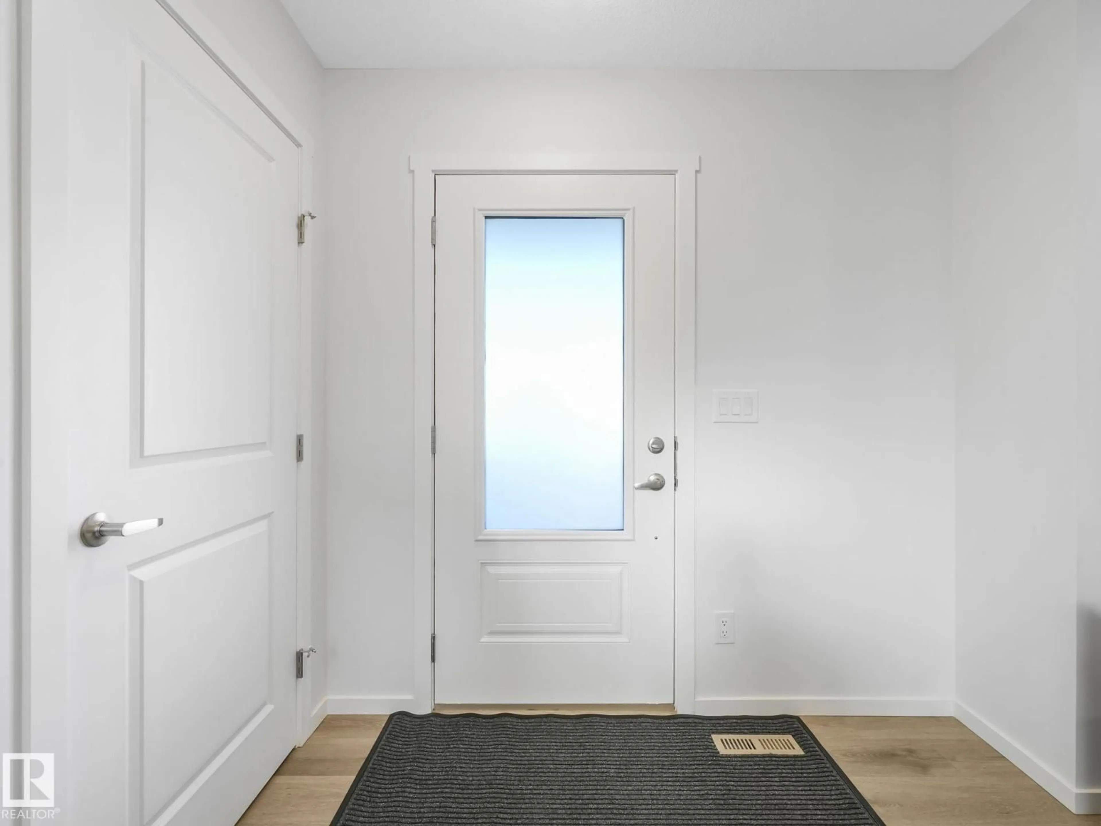 Indoor entryway for 1044 CRESTVIEW TC, Sherwood Park Alberta T8H3A3